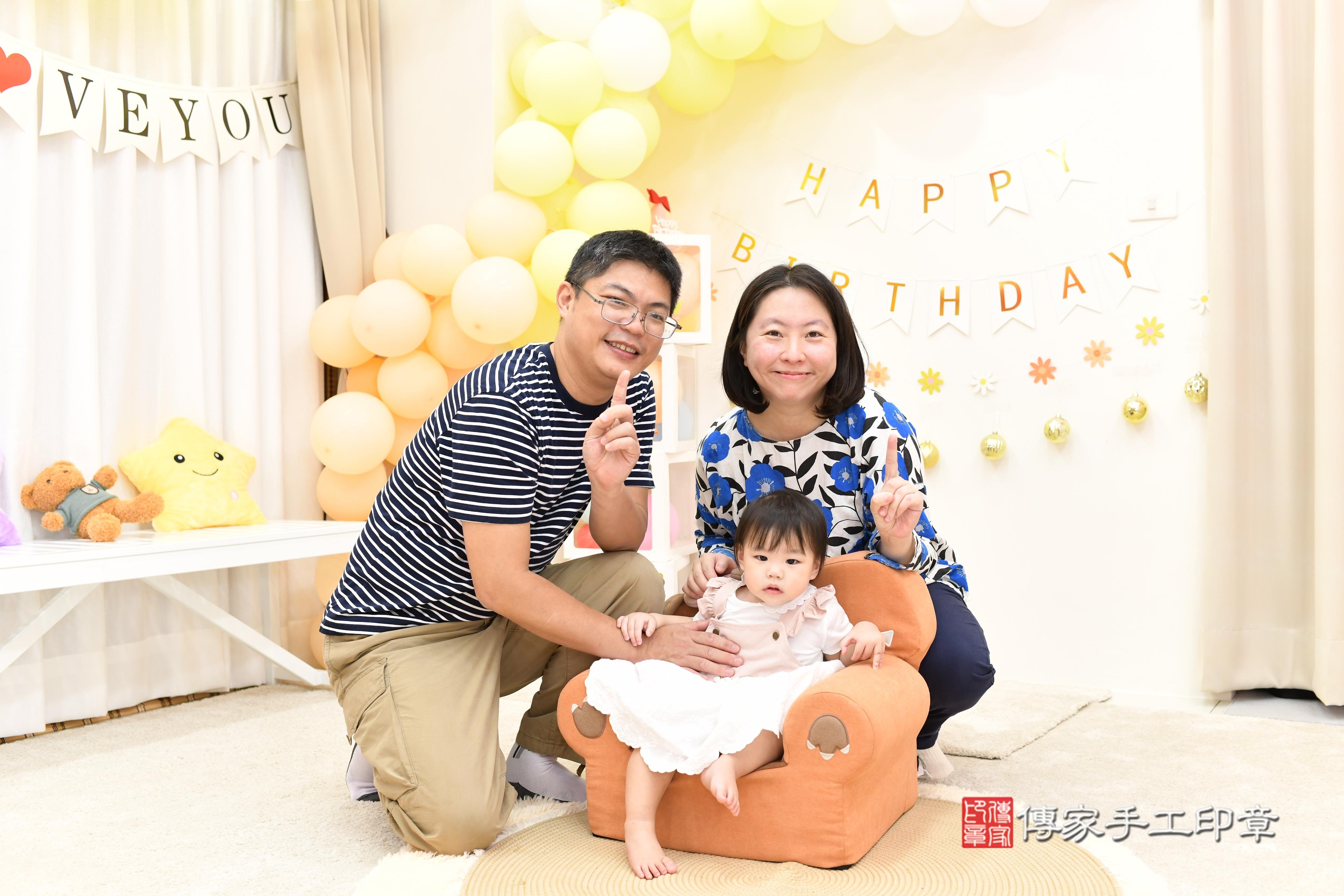 傳家手工印章台南店、抓周、度脺、美式風會場、傳家嬰兒古禮、吉祥話、抓周道具物品24種、拍照。抓周證書。寶寶抓周、滿周歲、生日快樂、祝福