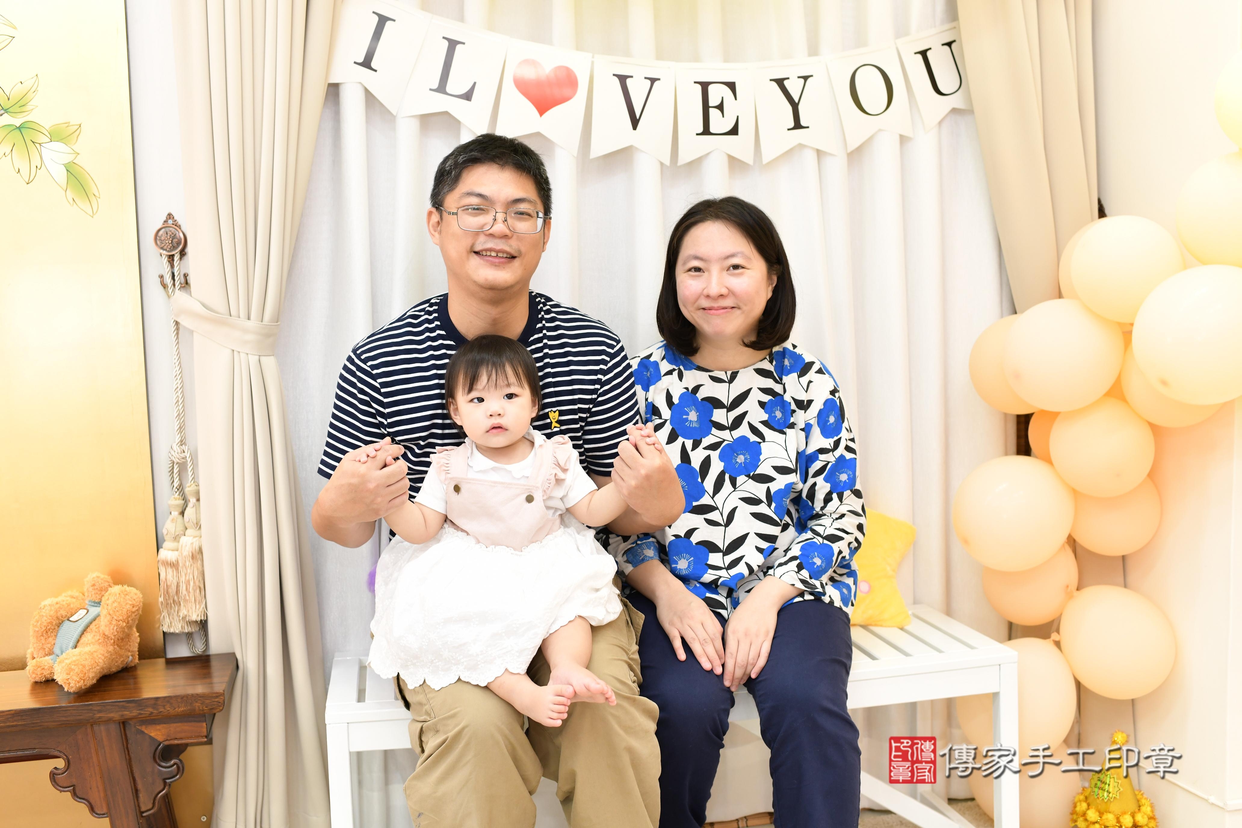 傳家手工印章台南店、抓周、度脺、美式風會場、傳家嬰兒古禮、吉祥話、抓周道具物品24種、拍照。抓周證書。寶寶抓周、滿周歲、生日快樂、祝福