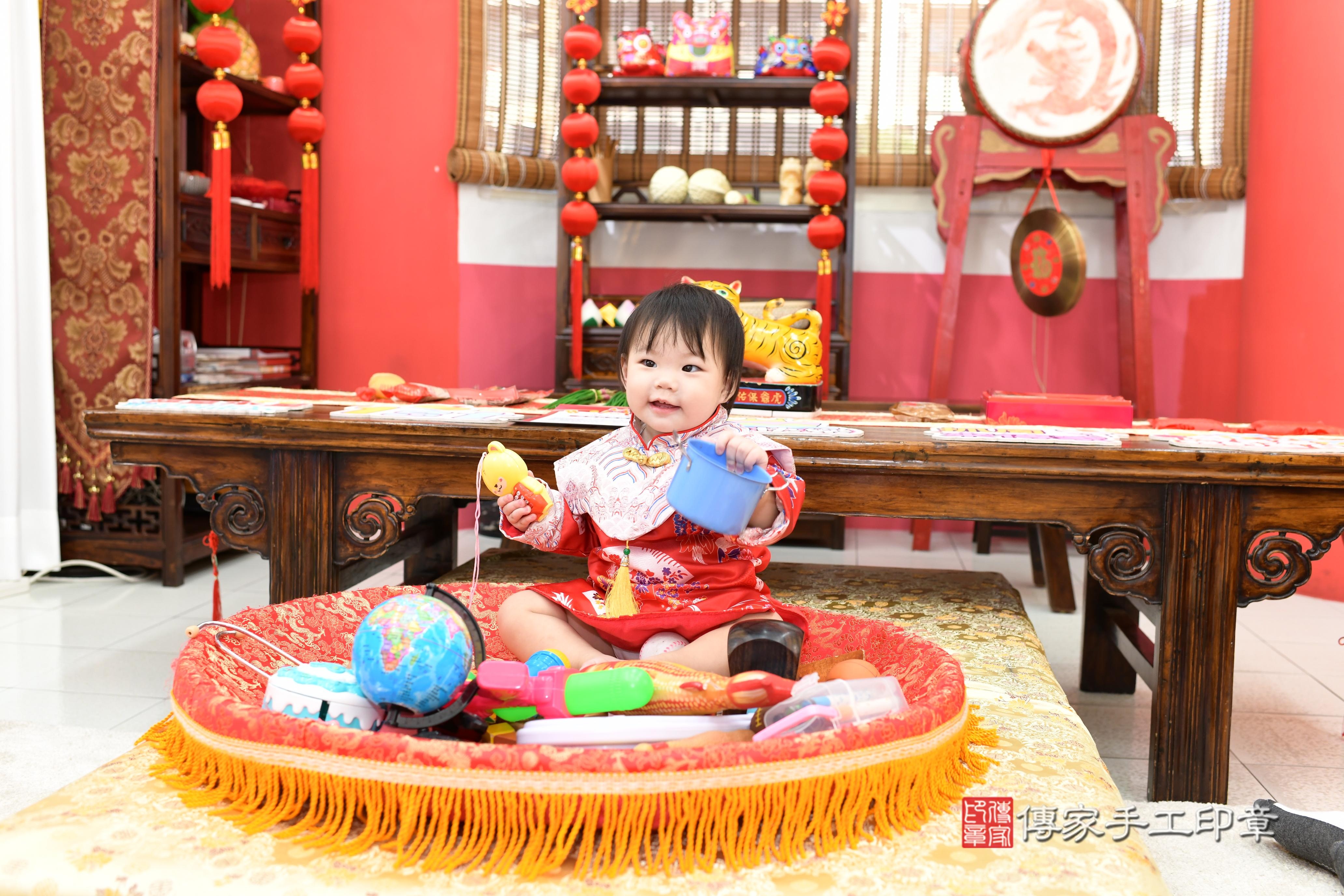 傳家手工印章台南店、抓周、度脺、美式風會場、傳家嬰兒古禮、吉祥話、抓周道具物品24種、拍照。抓周證書。寶寶抓周、滿周歲、生日快樂、祝福