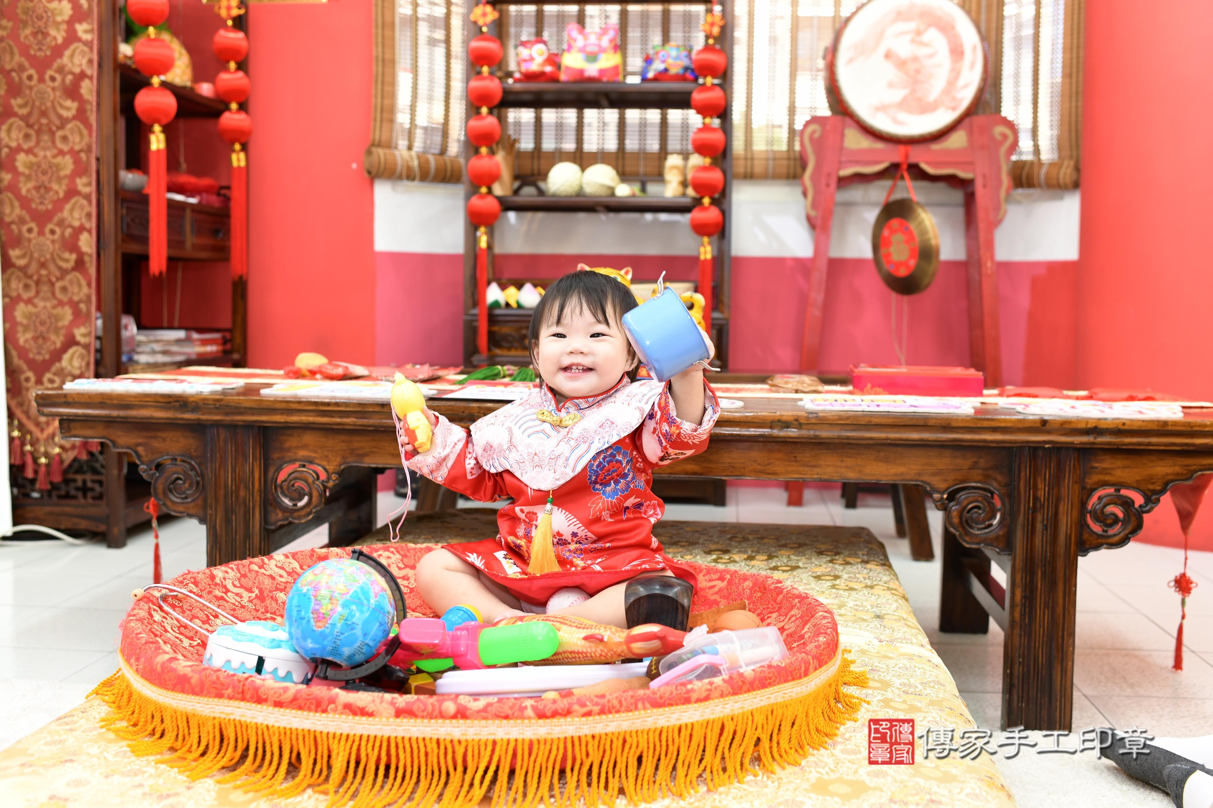 傳家手工印章台南店、抓周、度脺、美式風會場、傳家嬰兒古禮、吉祥話、抓周道具物品24種、拍照。抓周證書。寶寶抓周、滿周歲、生日快樂、祝福