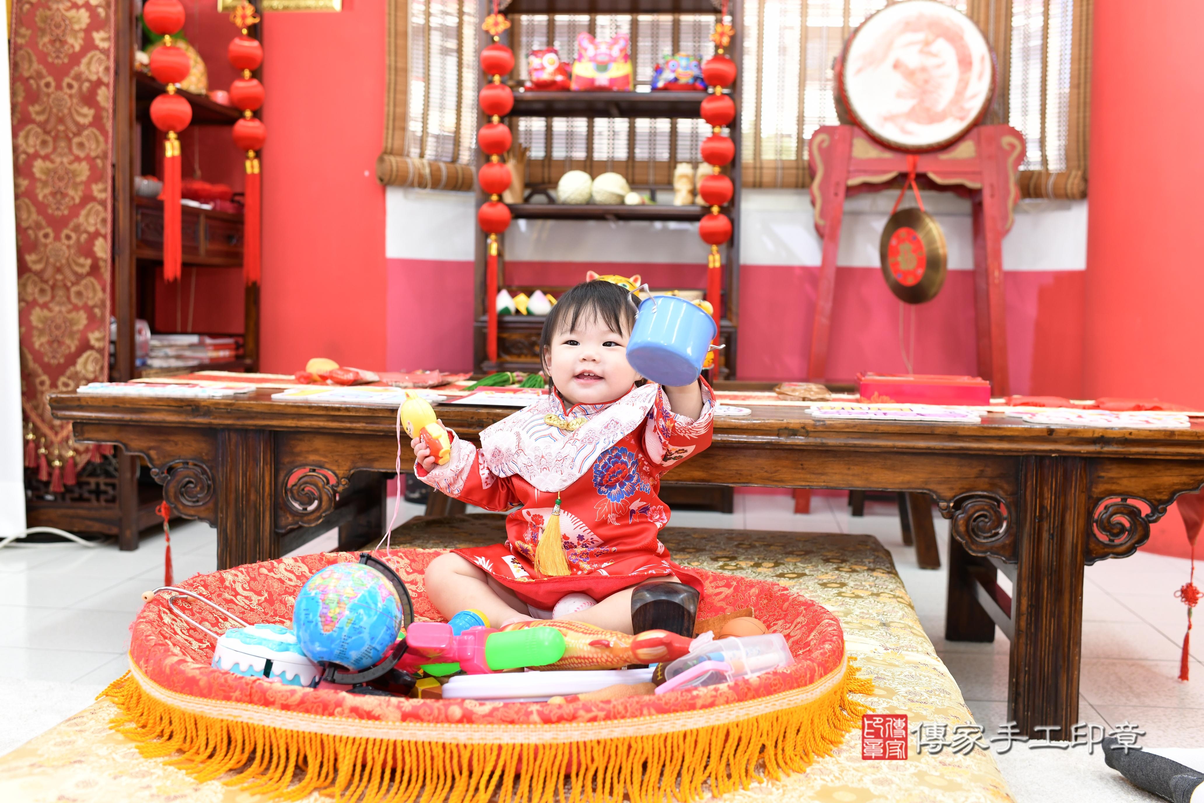 傳家手工印章台南店、抓周、度脺、美式風會場、傳家嬰兒古禮、吉祥話、抓周道具物品24種、拍照。抓周證書。寶寶抓周、滿周歲、生日快樂、祝福