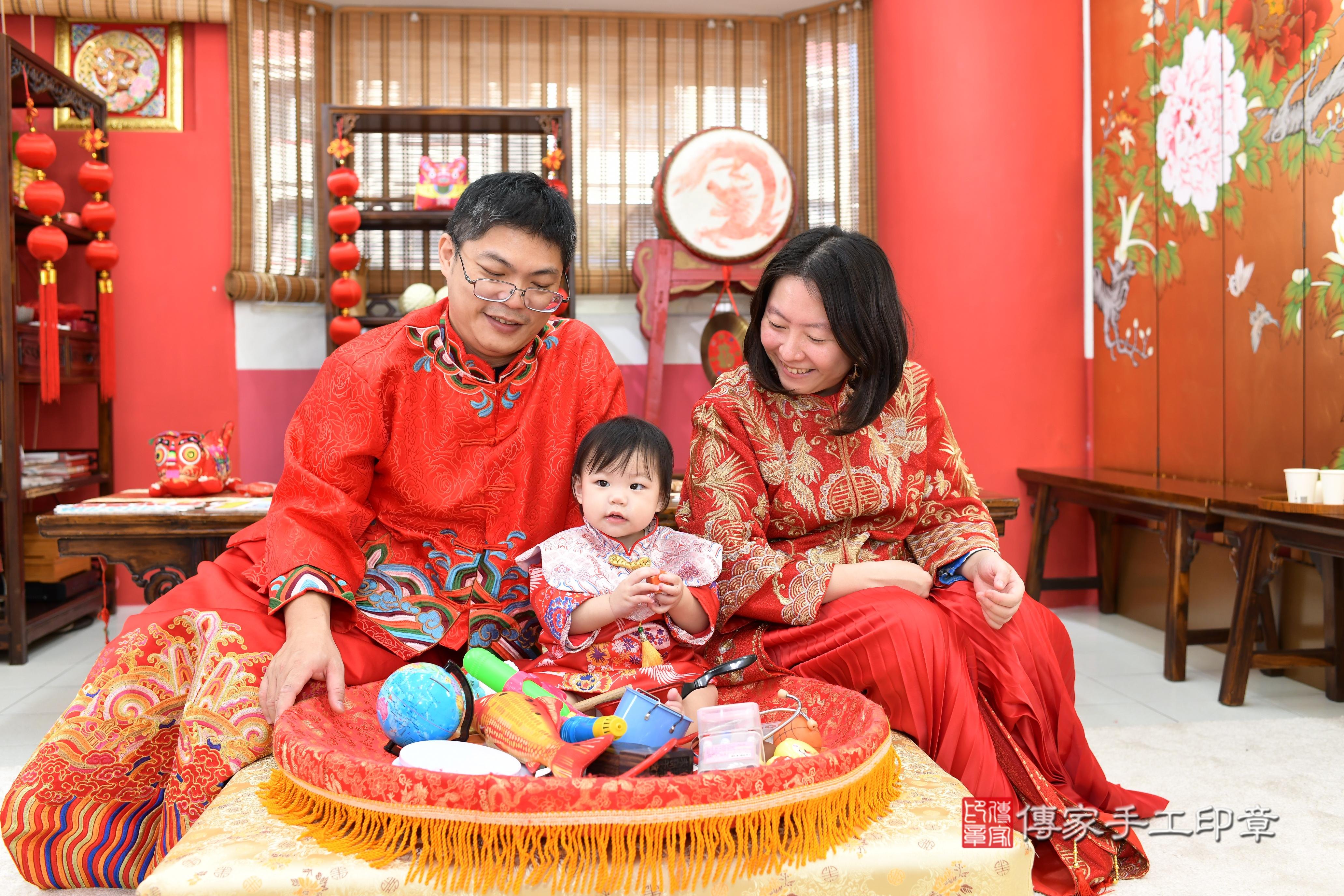 傳家手工印章台南店、抓周、度脺、美式風會場、傳家嬰兒古禮、吉祥話、抓周道具物品24種、拍照。抓周證書。寶寶抓周、滿周歲、生日快樂、祝福