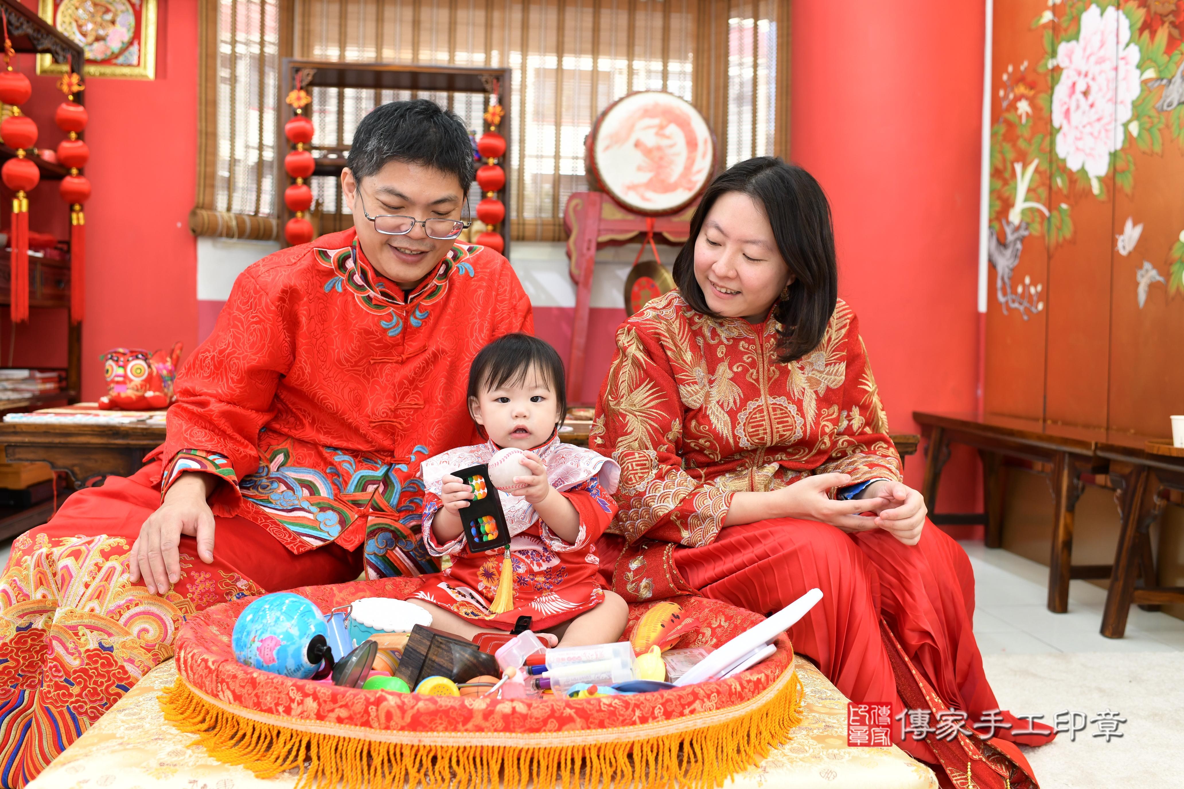 傳家手工印章台南店、抓周、度脺、美式風會場、傳家嬰兒古禮、吉祥話、抓周道具物品24種、拍照。抓周證書。寶寶抓周、滿周歲、生日快樂、祝福