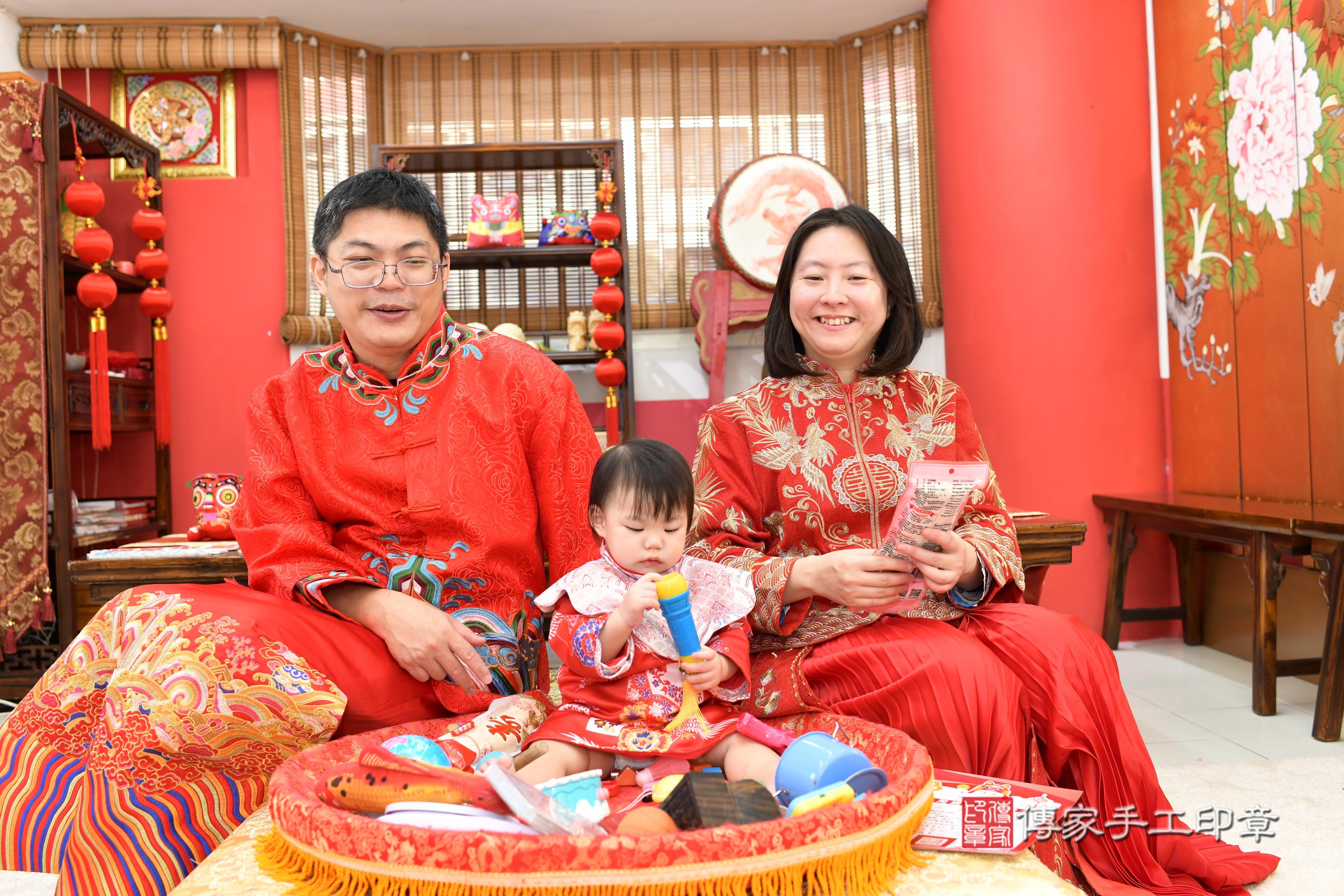 傳家手工印章台南店、抓周、度脺、美式風會場、傳家嬰兒古禮、吉祥話、抓周道具物品24種、拍照。抓周證書。寶寶抓周、滿周歲、生日快樂、祝福