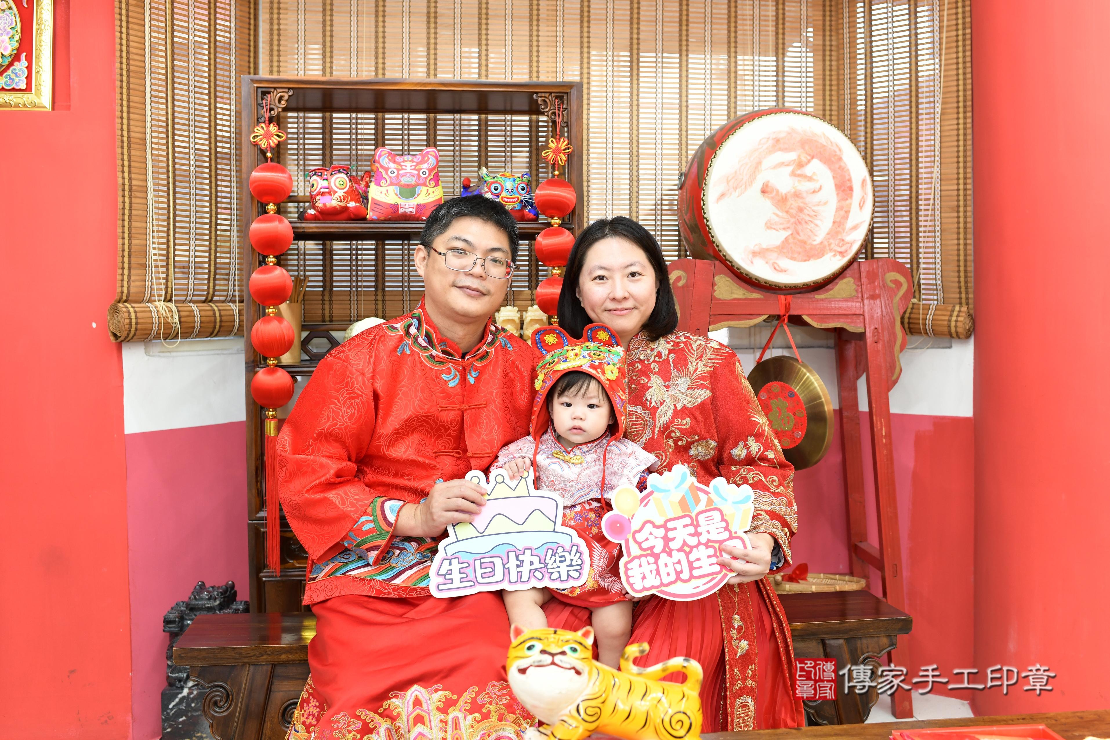 傳家手工印章台南店、抓周、度脺、美式風會場、傳家嬰兒古禮、吉祥話、抓周道具物品24種、拍照。抓周證書。寶寶抓周、滿周歲、生日快樂、祝福