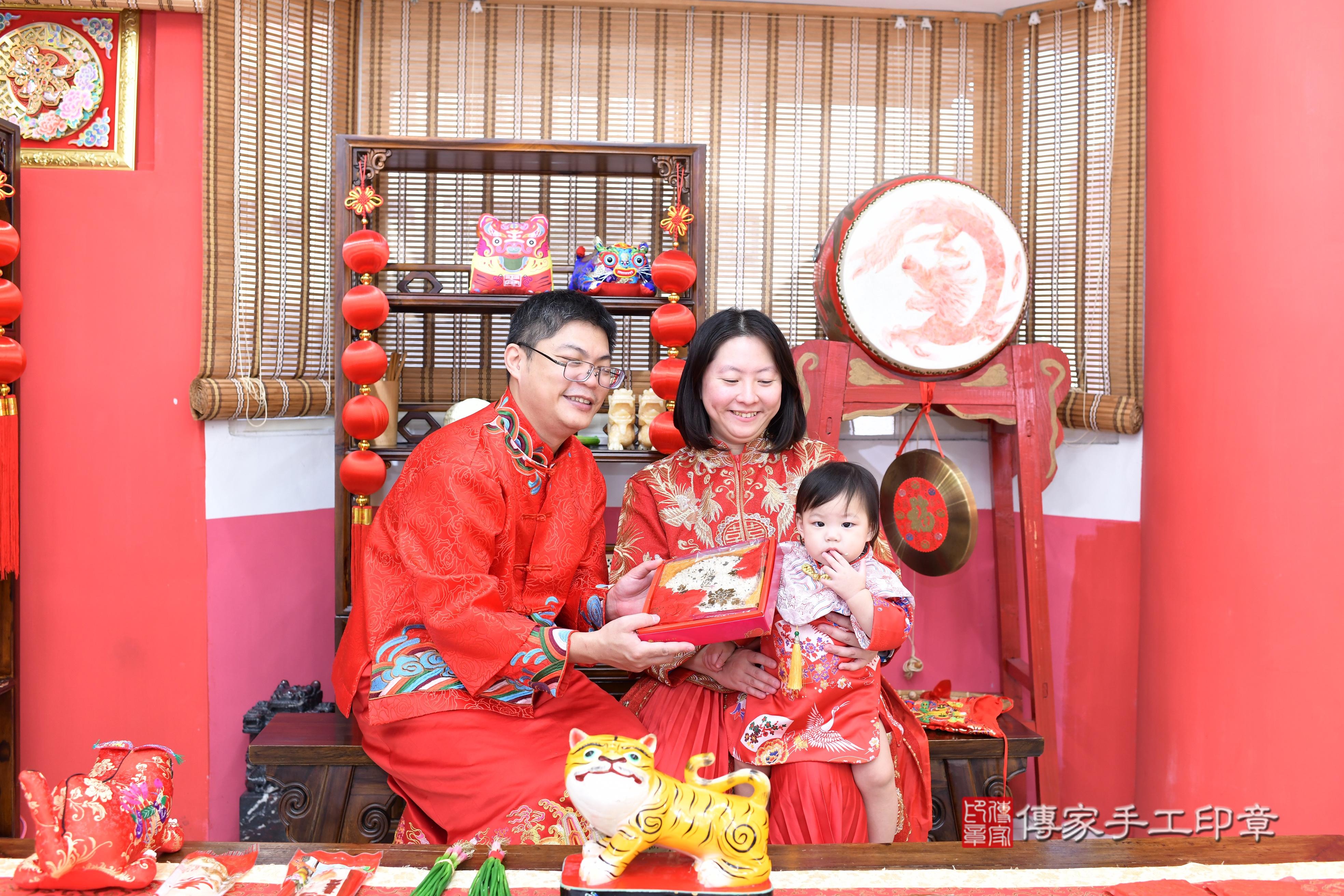 傳家手工印章台南店、抓周、度脺、美式風會場、傳家嬰兒古禮、吉祥話、抓周道具物品24種、拍照。抓周證書。寶寶抓周、滿周歲、生日快樂、祝福