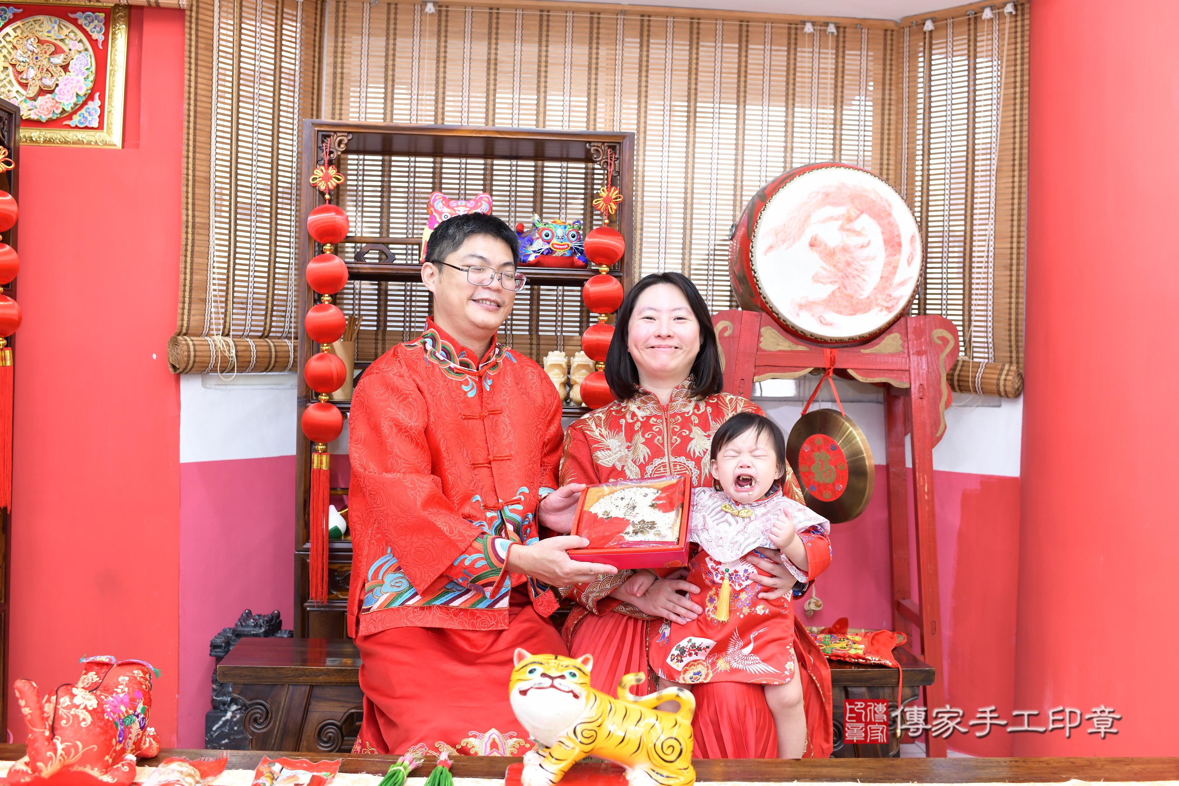 傳家手工印章台南店、抓周、度脺、美式風會場、傳家嬰兒古禮、吉祥話、抓周道具物品24種、拍照。抓周證書。寶寶抓周、滿周歲、生日快樂、祝福