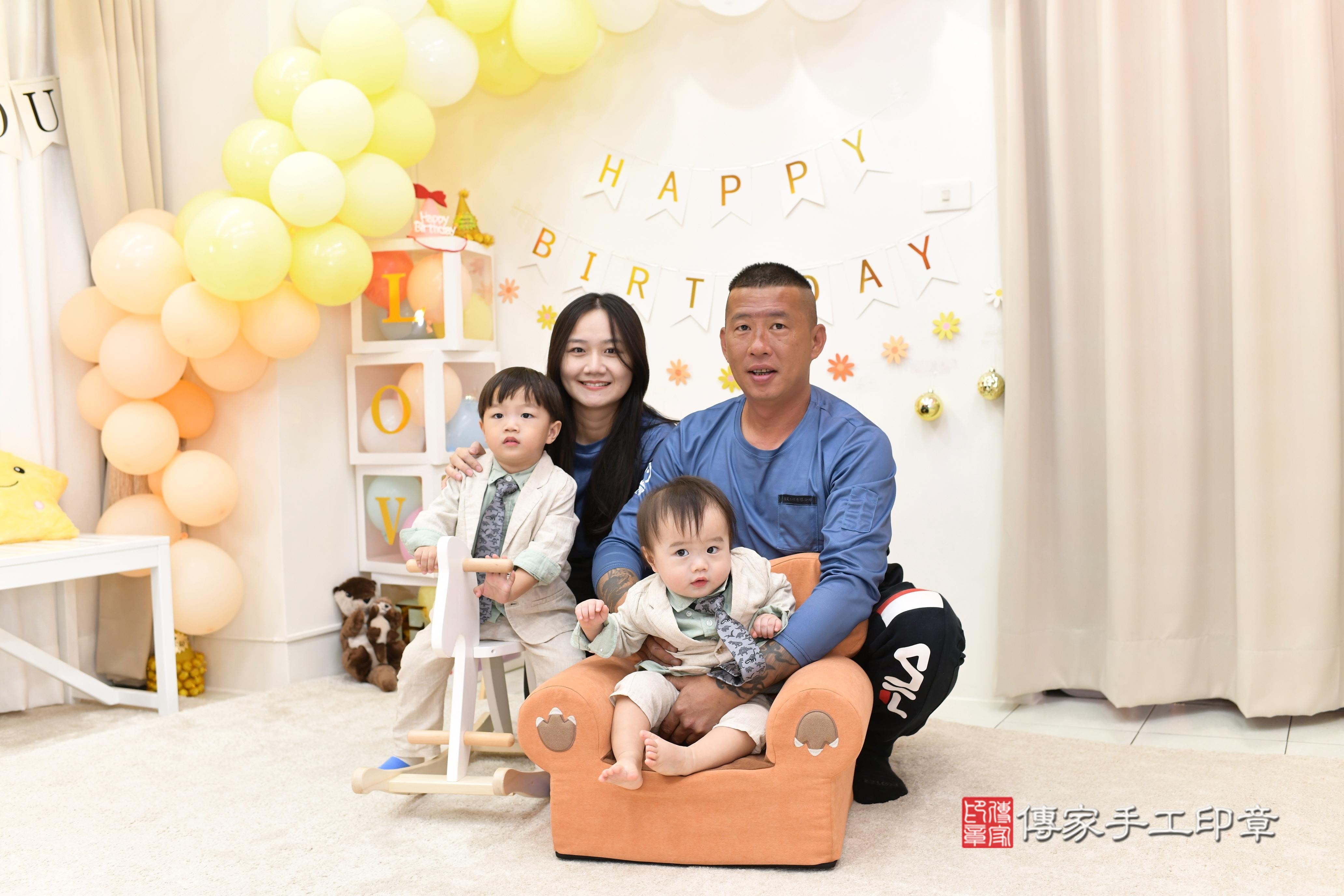 傳家手工印章高雄店、抓周、度脺、美式風會場、傳家嬰兒古禮、吉祥話、抓周道具物品24種、拍照。抓周證書。寶寶抓周、滿周歲、生日快樂、祝福