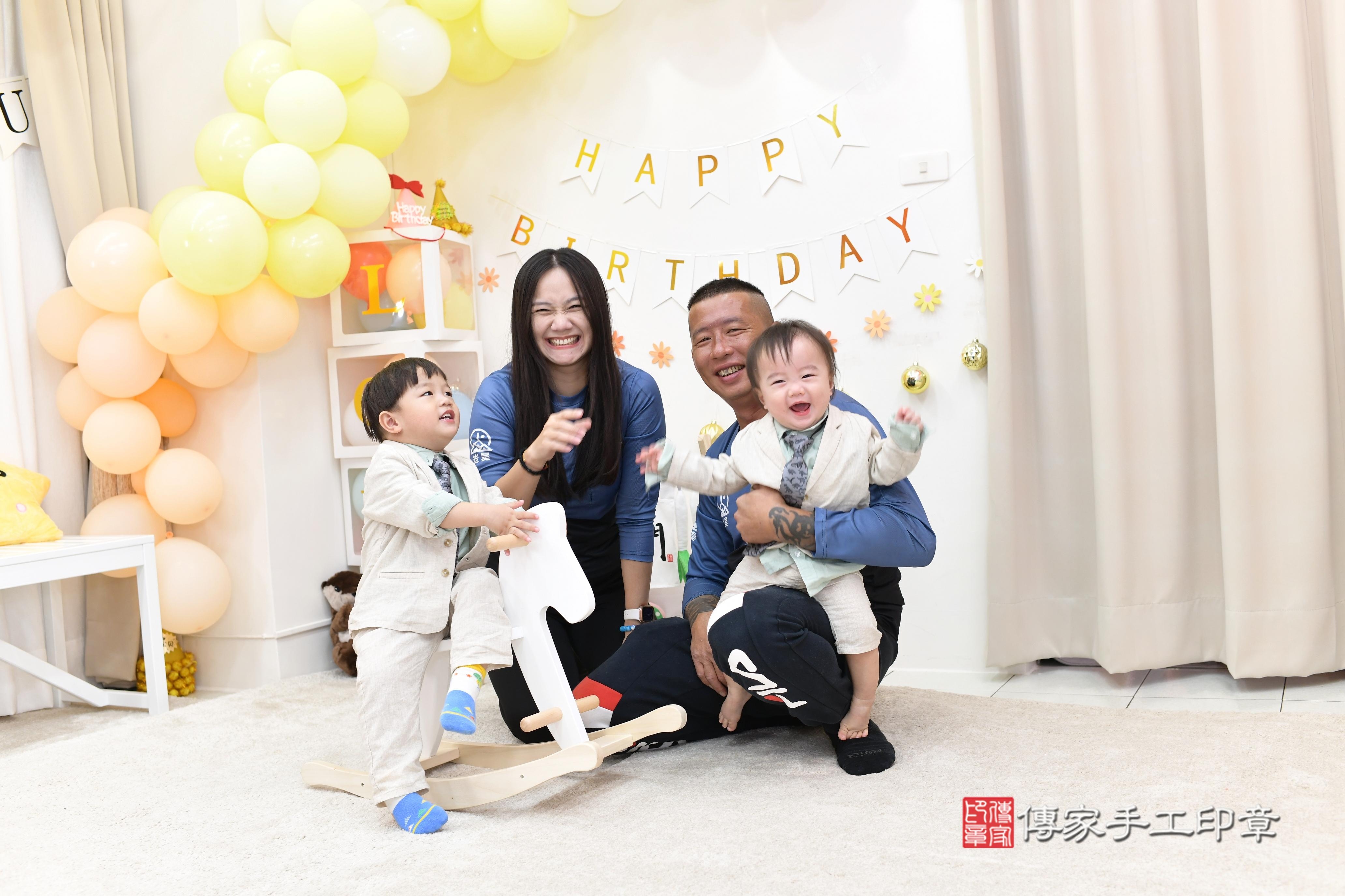 傳家手工印章高雄店、抓周、度脺、美式風會場、傳家嬰兒古禮、吉祥話、抓周道具物品24種、拍照。抓周證書。寶寶抓周、滿周歲、生日快樂、祝福