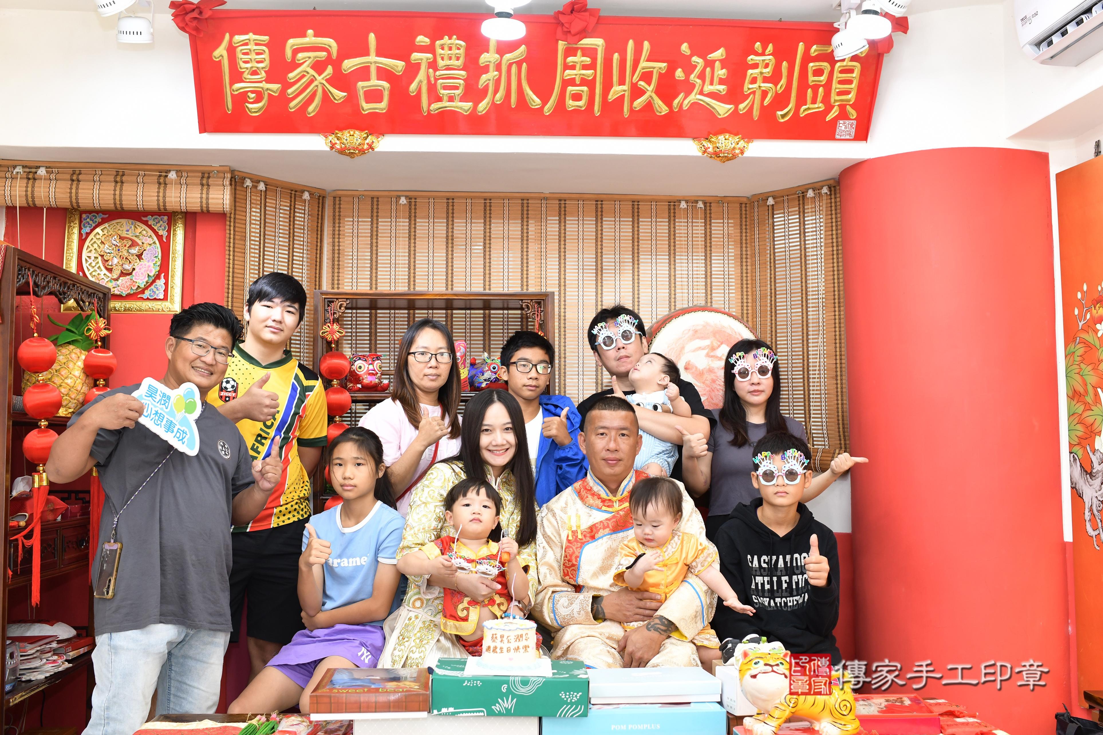傳家手工印章高雄店、抓周、度脺、美式風會場、傳家嬰兒古禮、吉祥話、抓周道具物品24種、拍照。抓周證書。寶寶抓周、滿周歲、生日快樂、祝福
