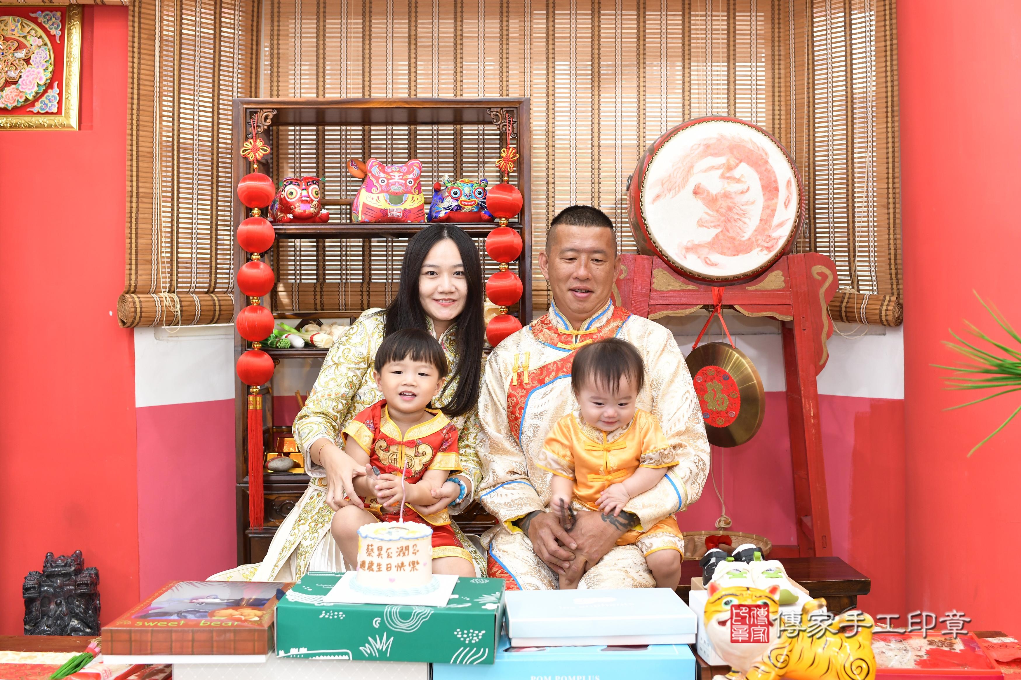 傳家手工印章高雄店、抓周、度脺、美式風會場、傳家嬰兒古禮、吉祥話、抓周道具物品24種、拍照。抓周證書。寶寶抓周、滿周歲、生日快樂、祝福