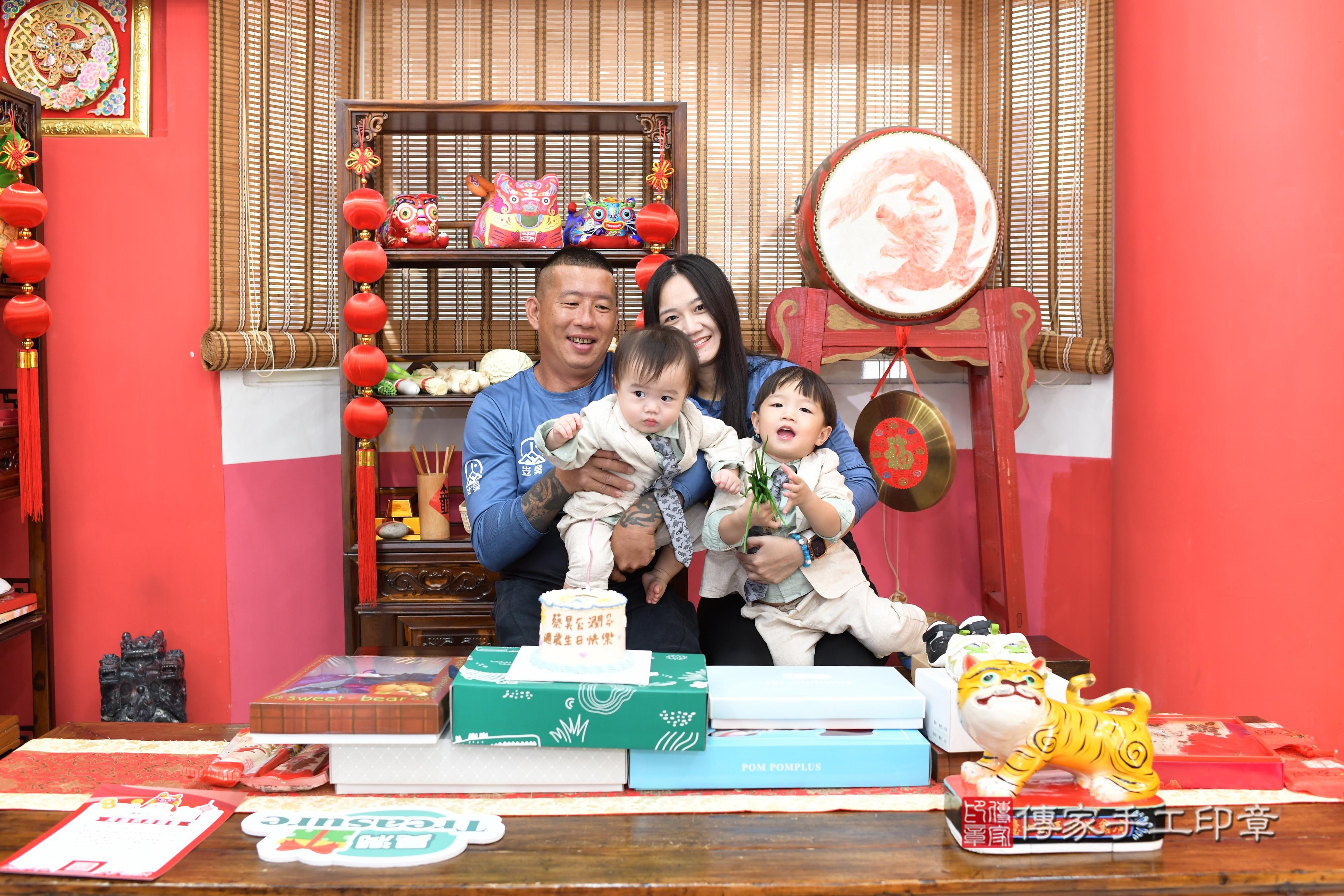 傳家手工印章高雄店、抓周、度脺、美式風會場、傳家嬰兒古禮、吉祥話、抓周道具物品24種、拍照。抓周證書。寶寶抓周、滿周歲、生日快樂、祝福