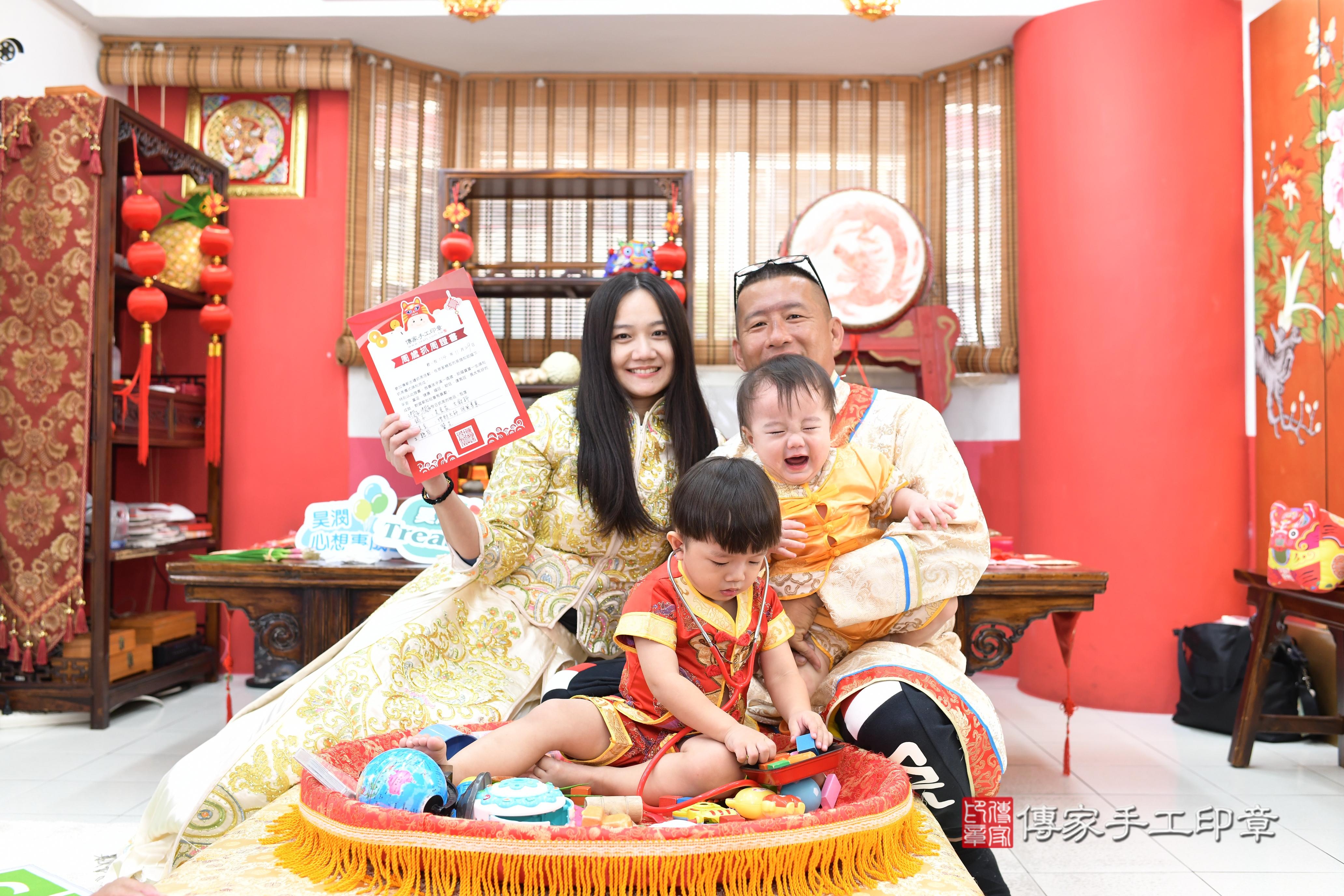 傳家手工印章高雄店、抓周、度脺、美式風會場、傳家嬰兒古禮、吉祥話、抓周道具物品24種、拍照。抓周證書。寶寶抓周、滿周歲、生日快樂、祝福