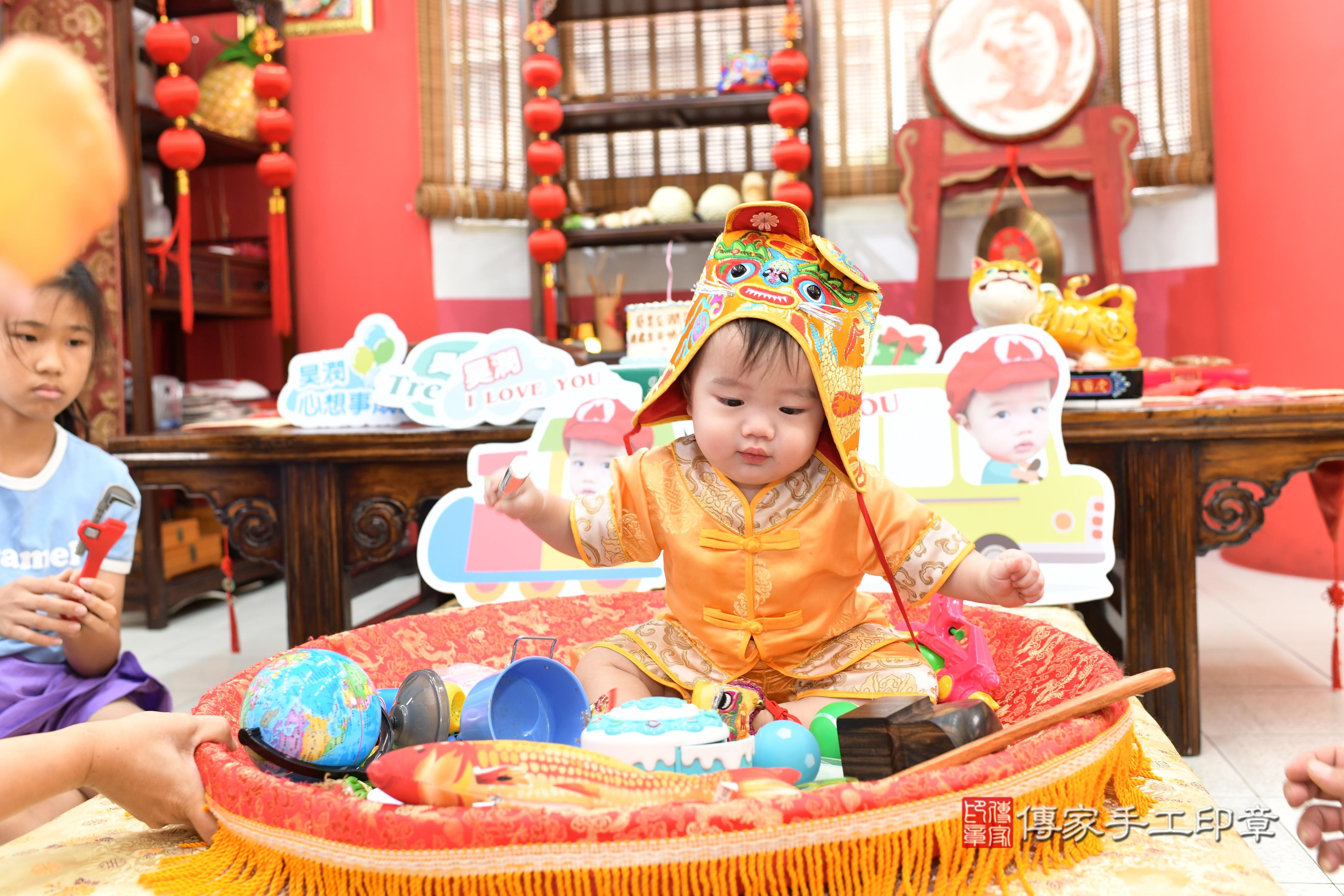 傳家手工印章高雄店、抓周、度脺、美式風會場、傳家嬰兒古禮、吉祥話、抓周道具物品24種、拍照。抓周證書。寶寶抓周、滿周歲、生日快樂、祝福
