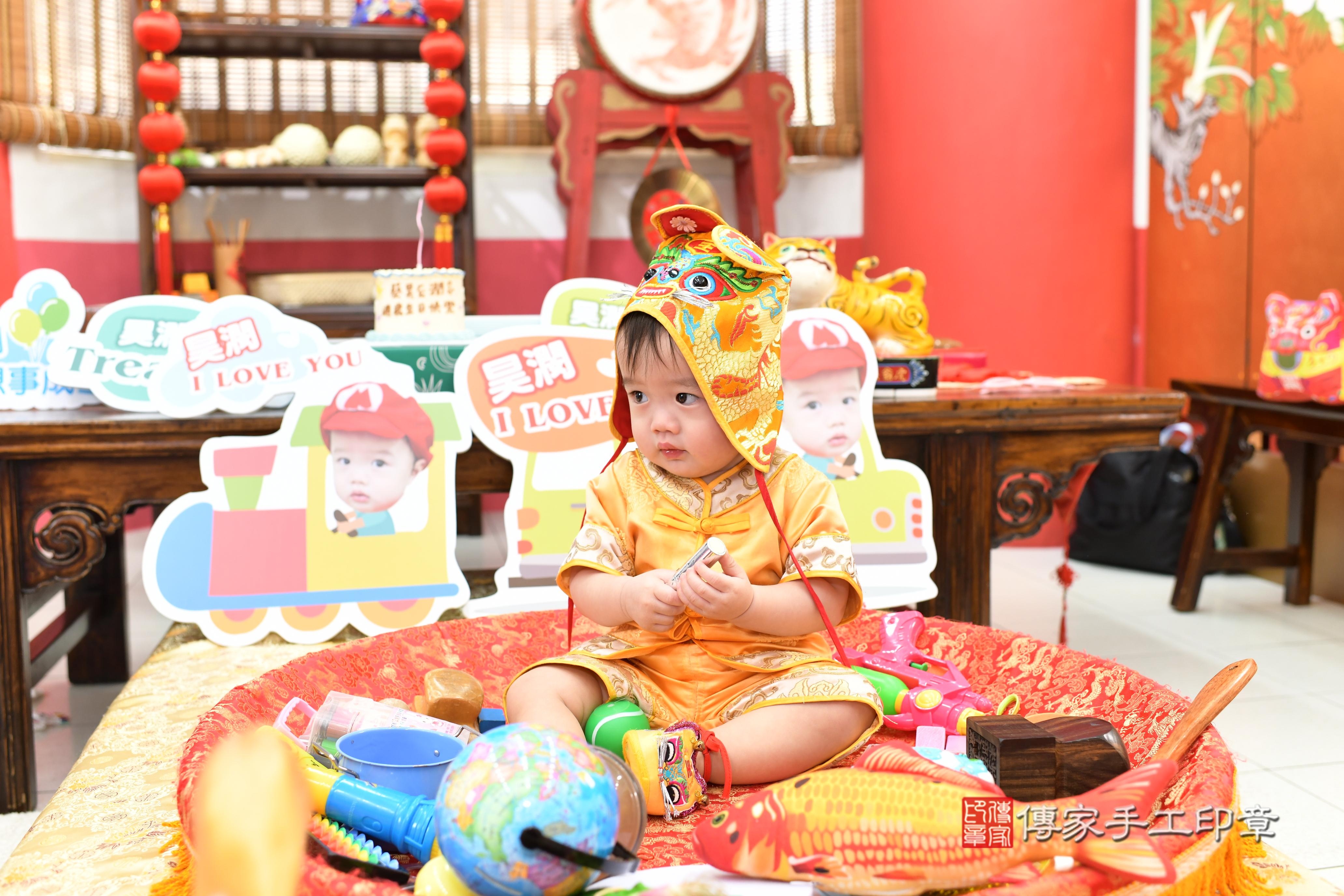 傳家手工印章高雄店、抓周、度脺、美式風會場、傳家嬰兒古禮、吉祥話、抓周道具物品24種、拍照。抓周證書。寶寶抓周、滿周歲、生日快樂、祝福