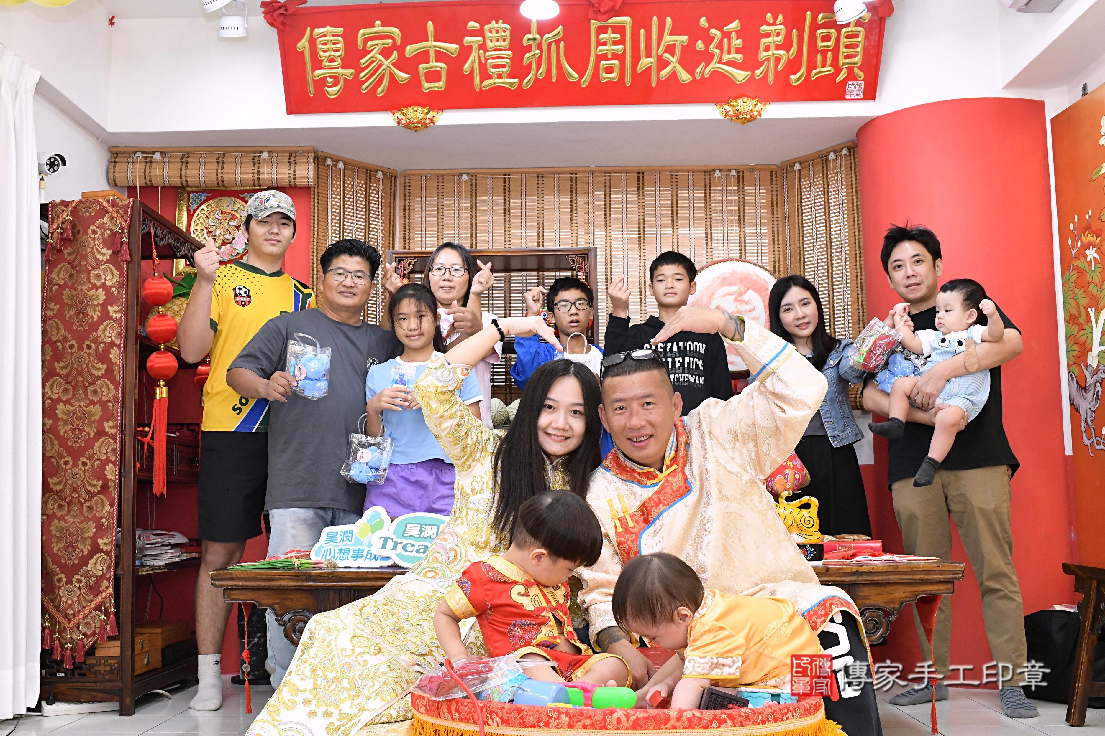 傳家手工印章高雄店、抓周、度脺、美式風會場、傳家嬰兒古禮、吉祥話、抓周道具物品24種、拍照。抓周證書。寶寶抓周、滿周歲、生日快樂、祝福