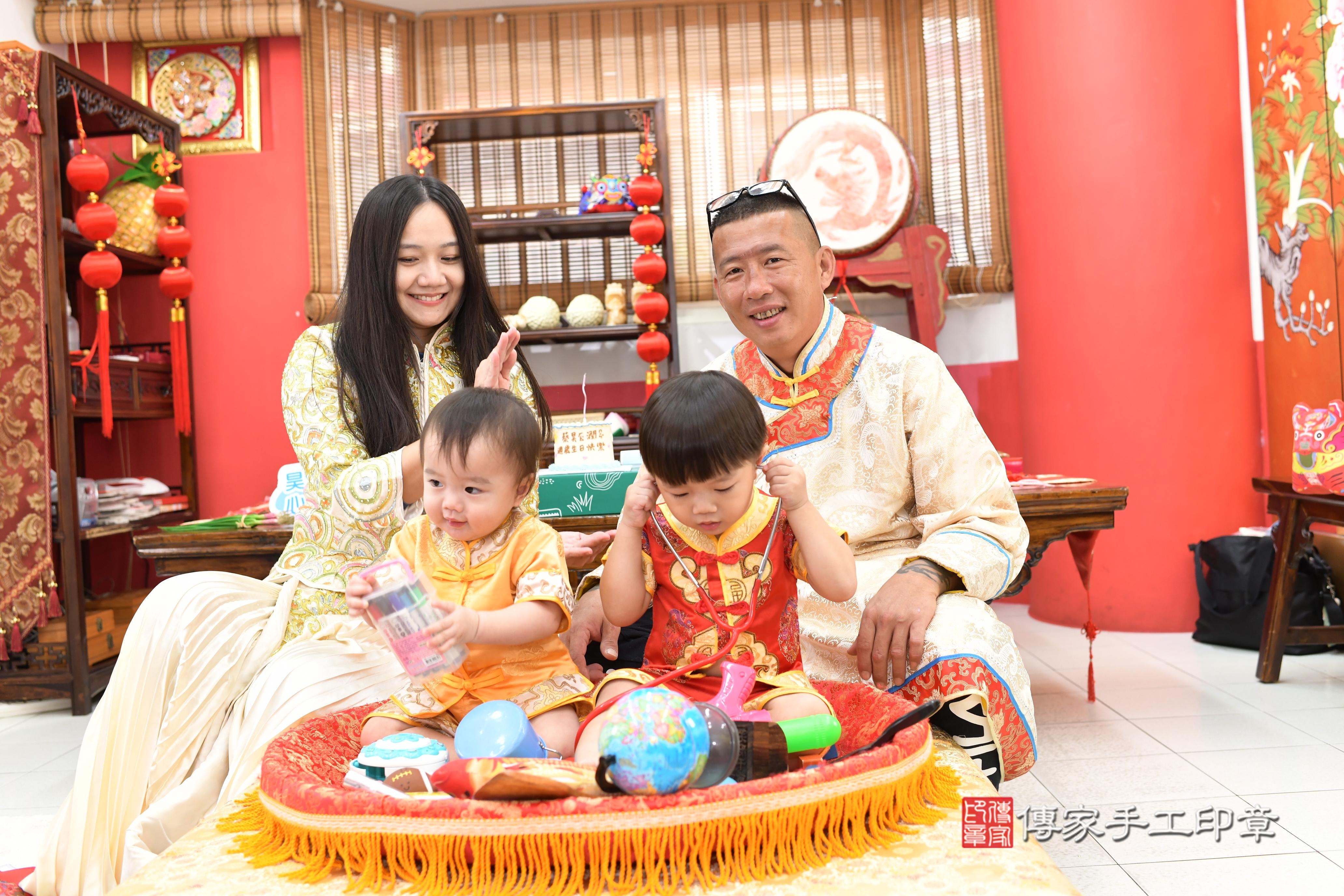 傳家手工印章高雄店、抓周、度脺、美式風會場、傳家嬰兒古禮、吉祥話、抓周道具物品24種、拍照。抓周證書。寶寶抓周、滿周歲、生日快樂、祝福