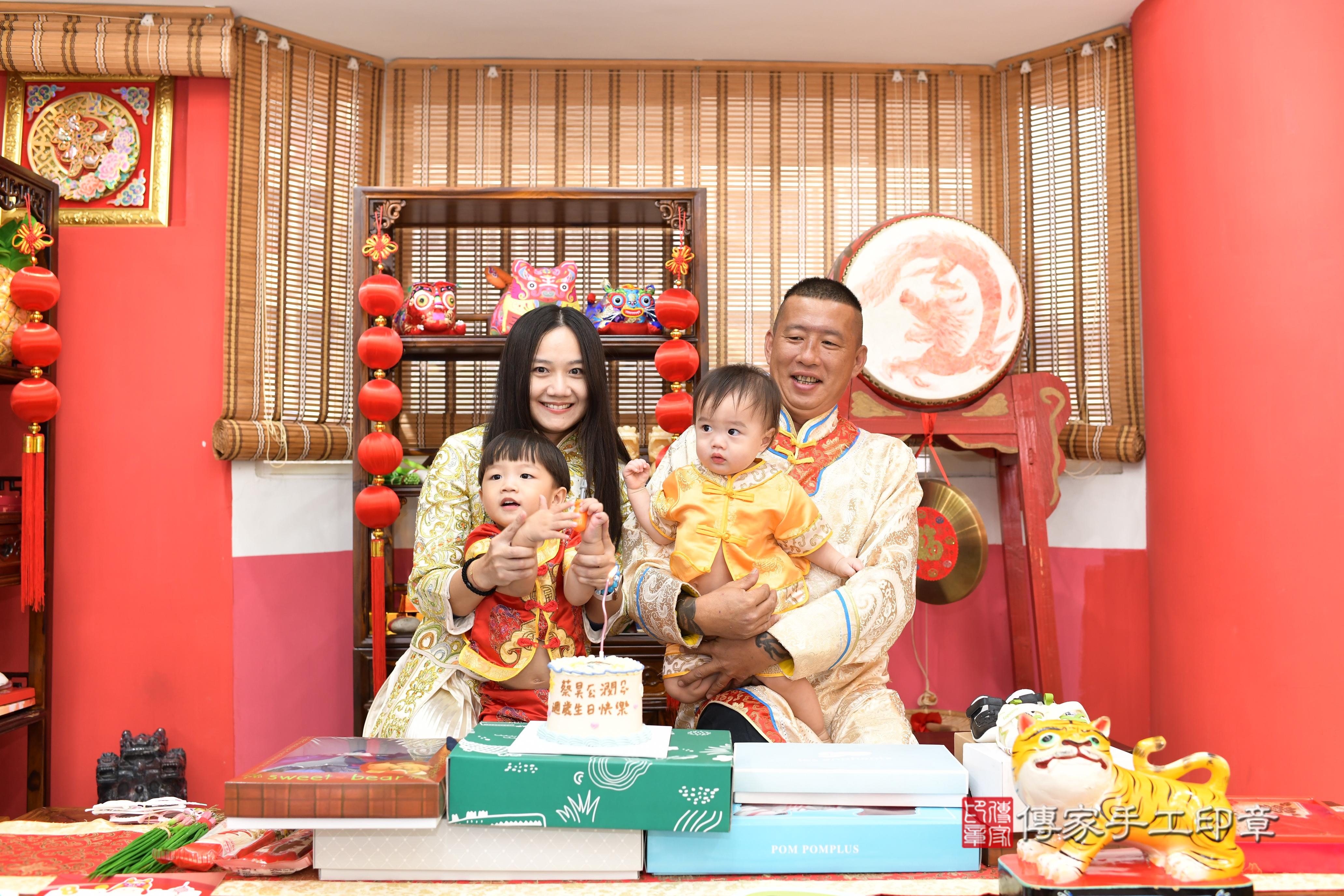 傳家手工印章高雄店、抓周、度脺、美式風會場、傳家嬰兒古禮、吉祥話、抓周道具物品24種、拍照。抓周證書。寶寶抓周、滿周歲、生日快樂、祝福