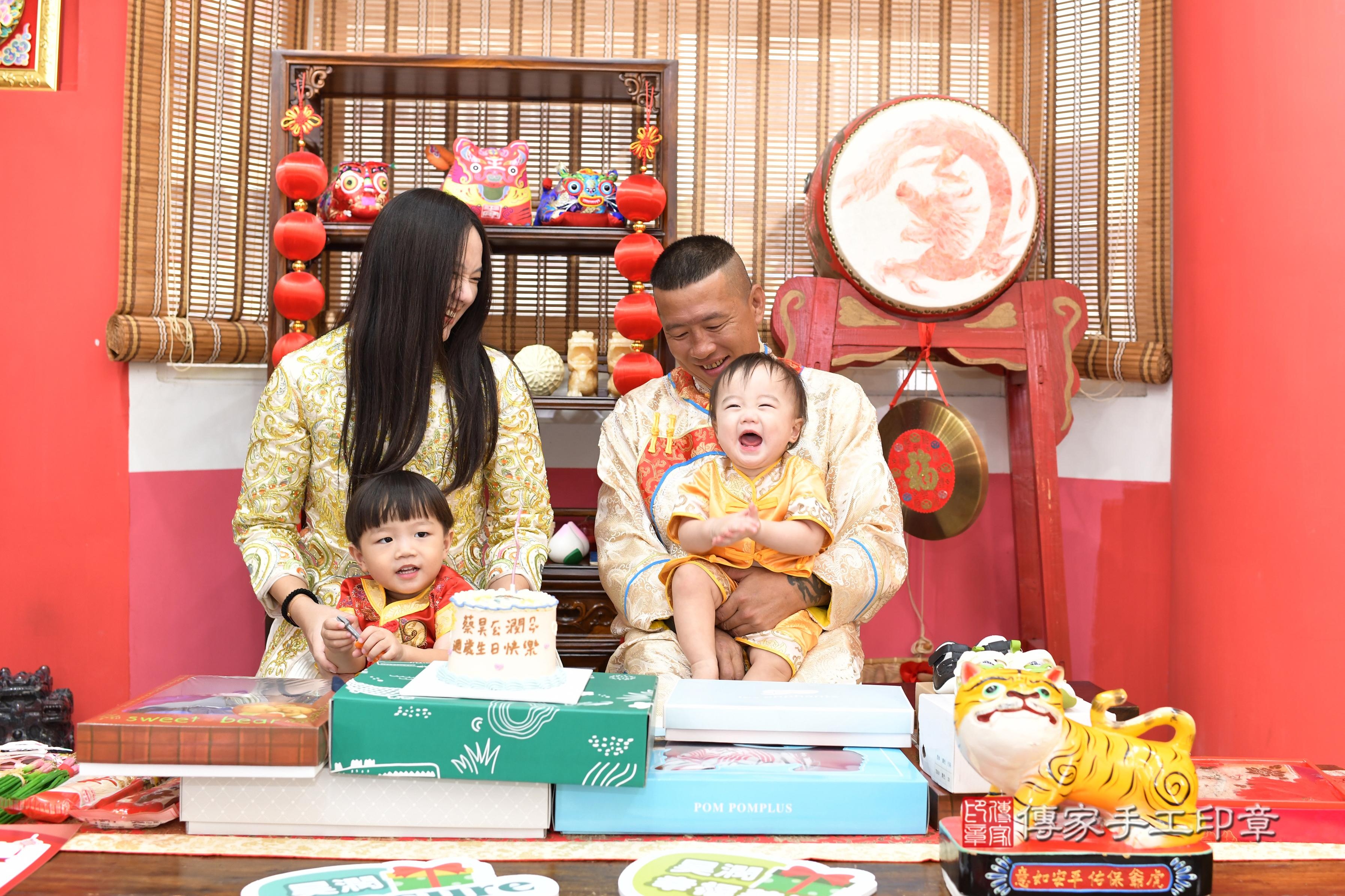 傳家手工印章高雄店、抓周、度脺、美式風會場、傳家嬰兒古禮、吉祥話、抓周道具物品24種、拍照。抓周證書。寶寶抓周、滿周歲、生日快樂、祝福