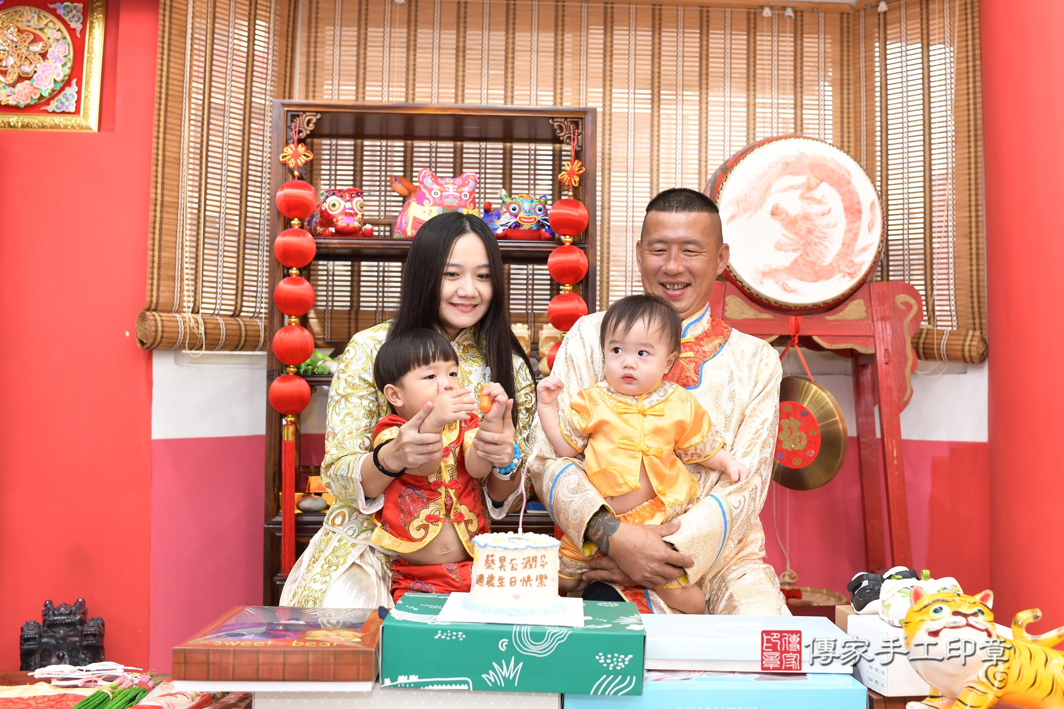 傳家手工印章高雄店、抓周、度脺、美式風會場、傳家嬰兒古禮、吉祥話、抓周道具物品24種、拍照。抓周證書。寶寶抓周、滿周歲、生日快樂、祝福