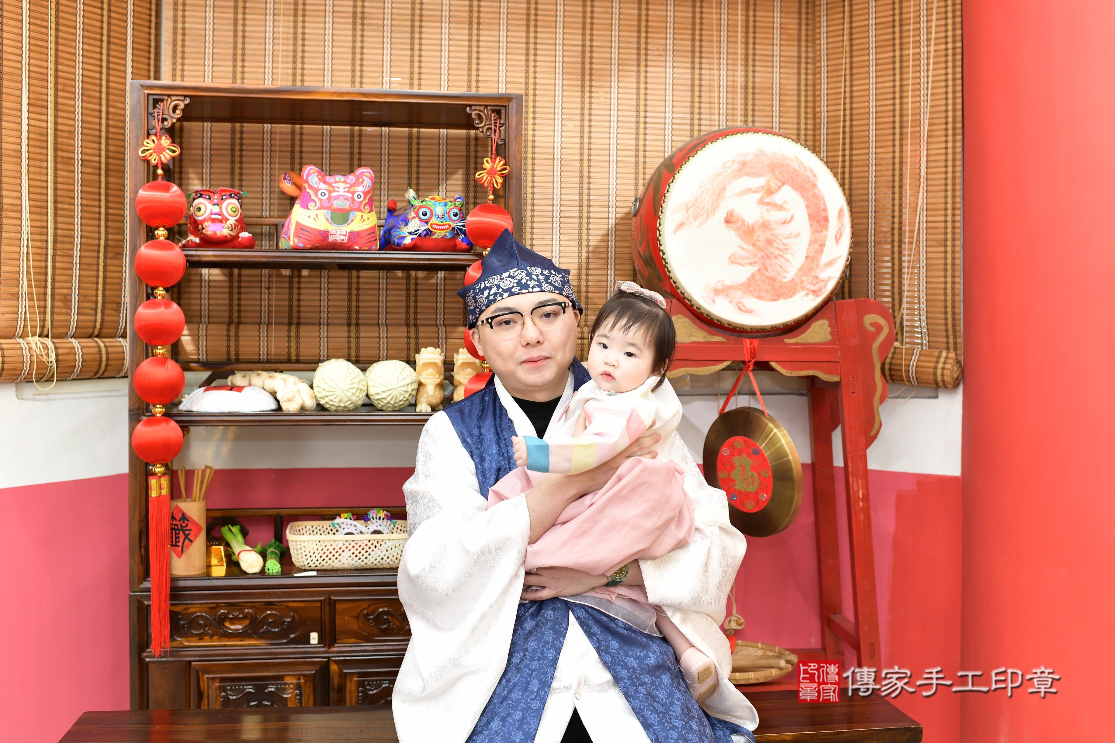 傳家手工印章高雄店、抓周、度脺、美式風會場、傳家嬰兒古禮、吉祥話、抓周道具物品24種、拍照。抓周證書。寶寶抓周、滿周歲、生日快樂、祝福