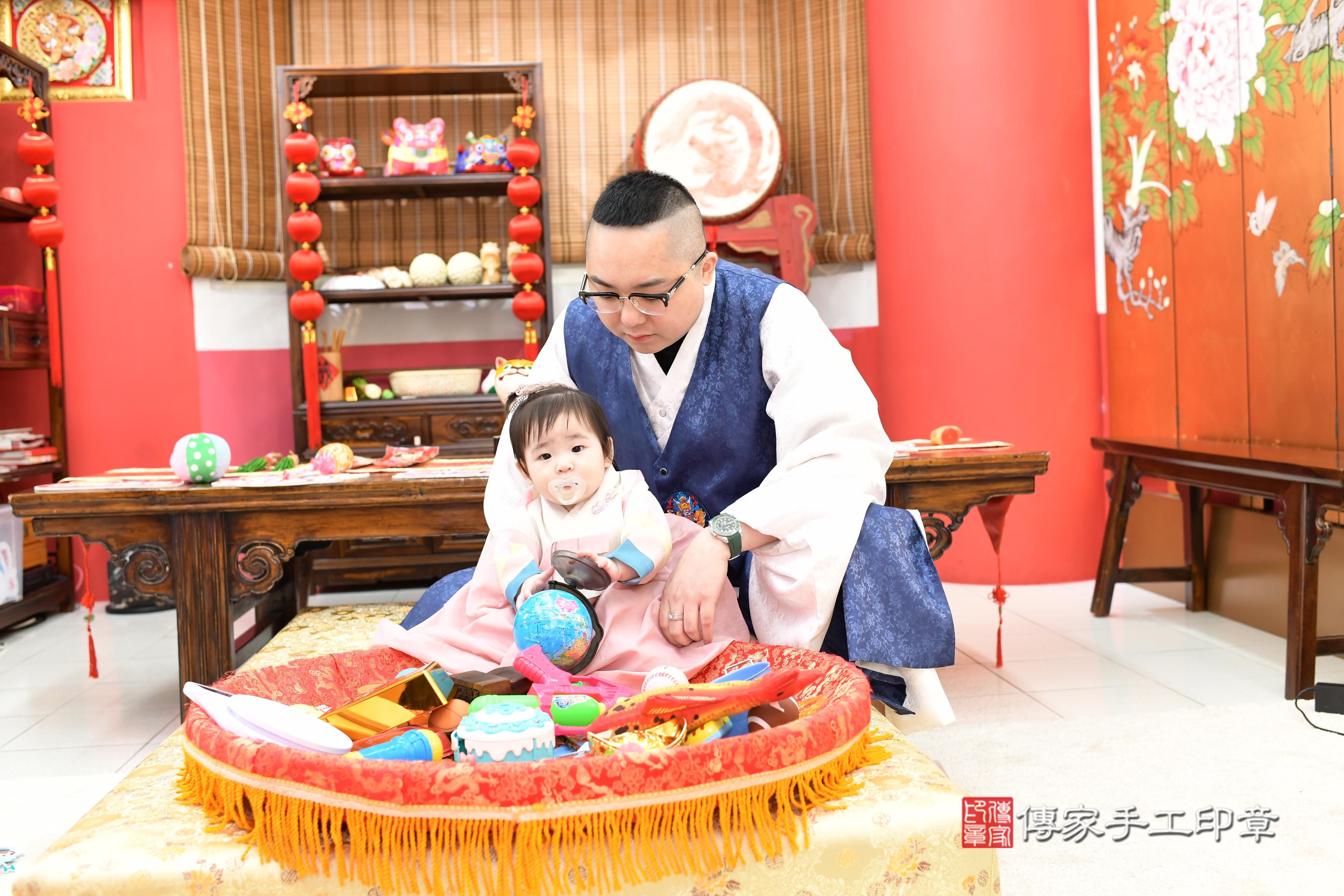 傳家手工印章高雄店、抓周、度脺、美式風會場、傳家嬰兒古禮、吉祥話、抓周道具物品24種、拍照。抓周證書。寶寶抓周、滿周歲、生日快樂、祝福