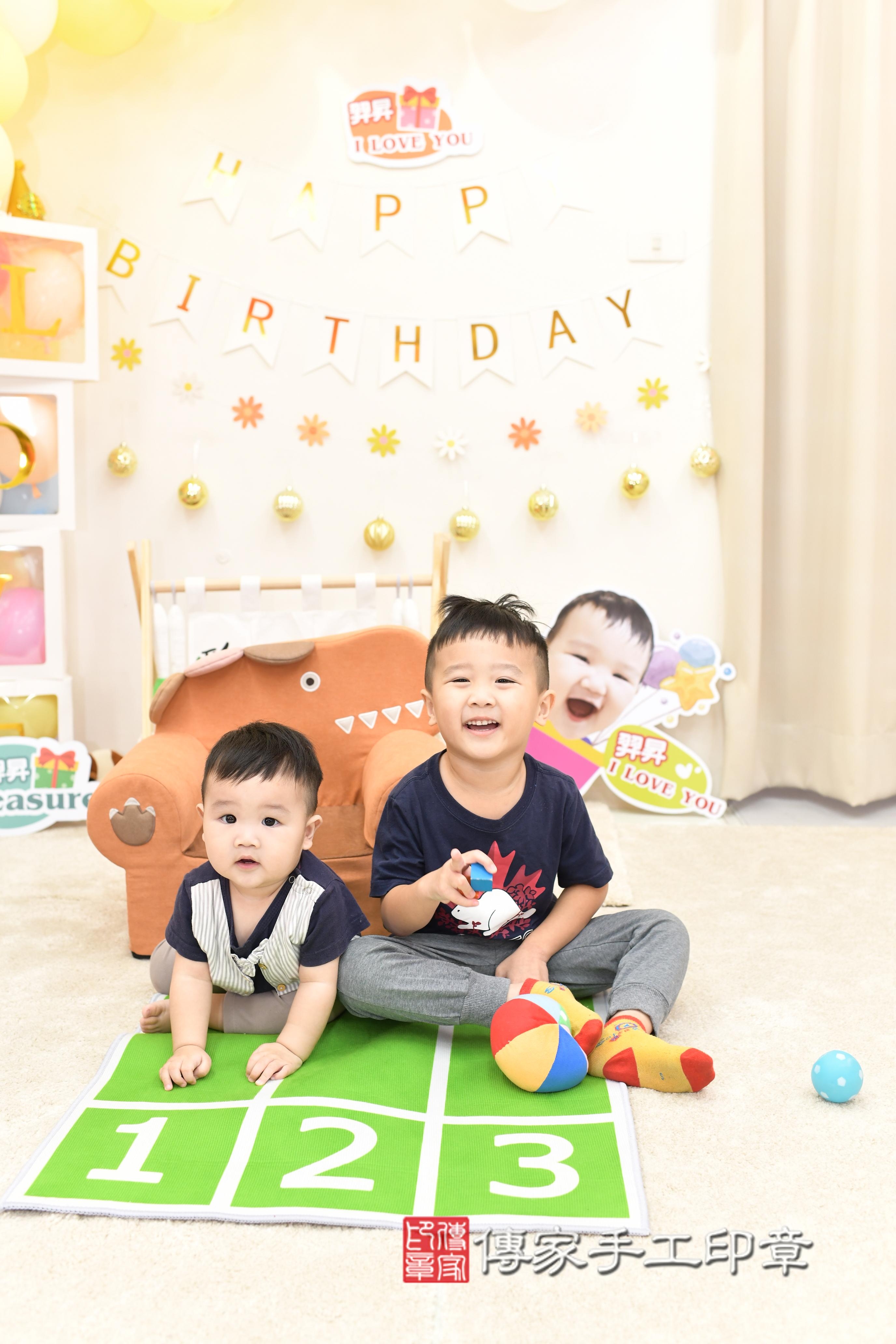 傳家手工印章高雄店、抓周、度脺、美式風會場、傳家嬰兒古禮、吉祥話、抓周道具物品24種、拍照。抓周證書。寶寶抓周、滿周歲、生日快樂、祝福