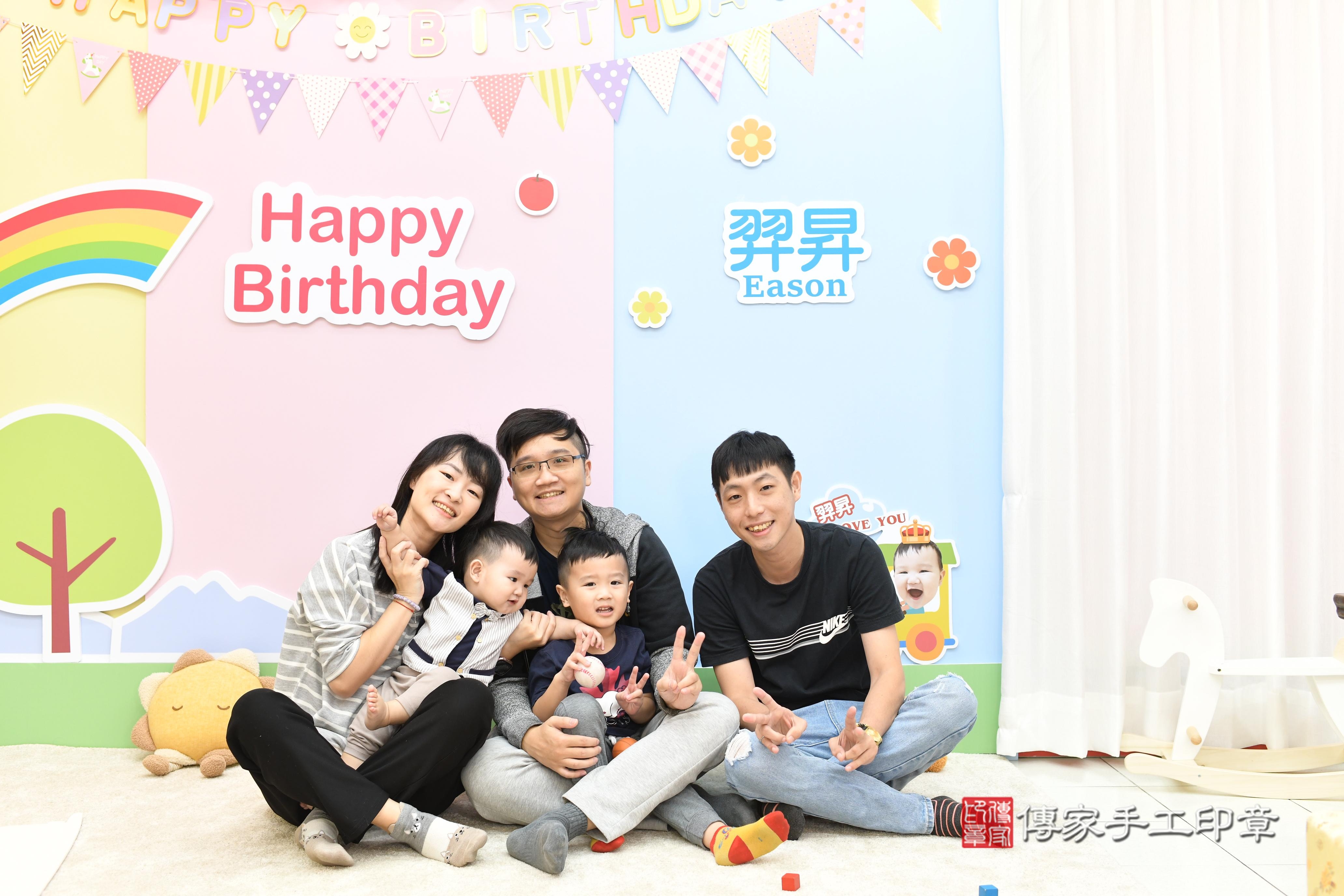 傳家手工印章高雄店、抓周、度脺、美式風會場、傳家嬰兒古禮、吉祥話、抓周道具物品24種、拍照。抓周證書。寶寶抓周、滿周歲、生日快樂、祝福