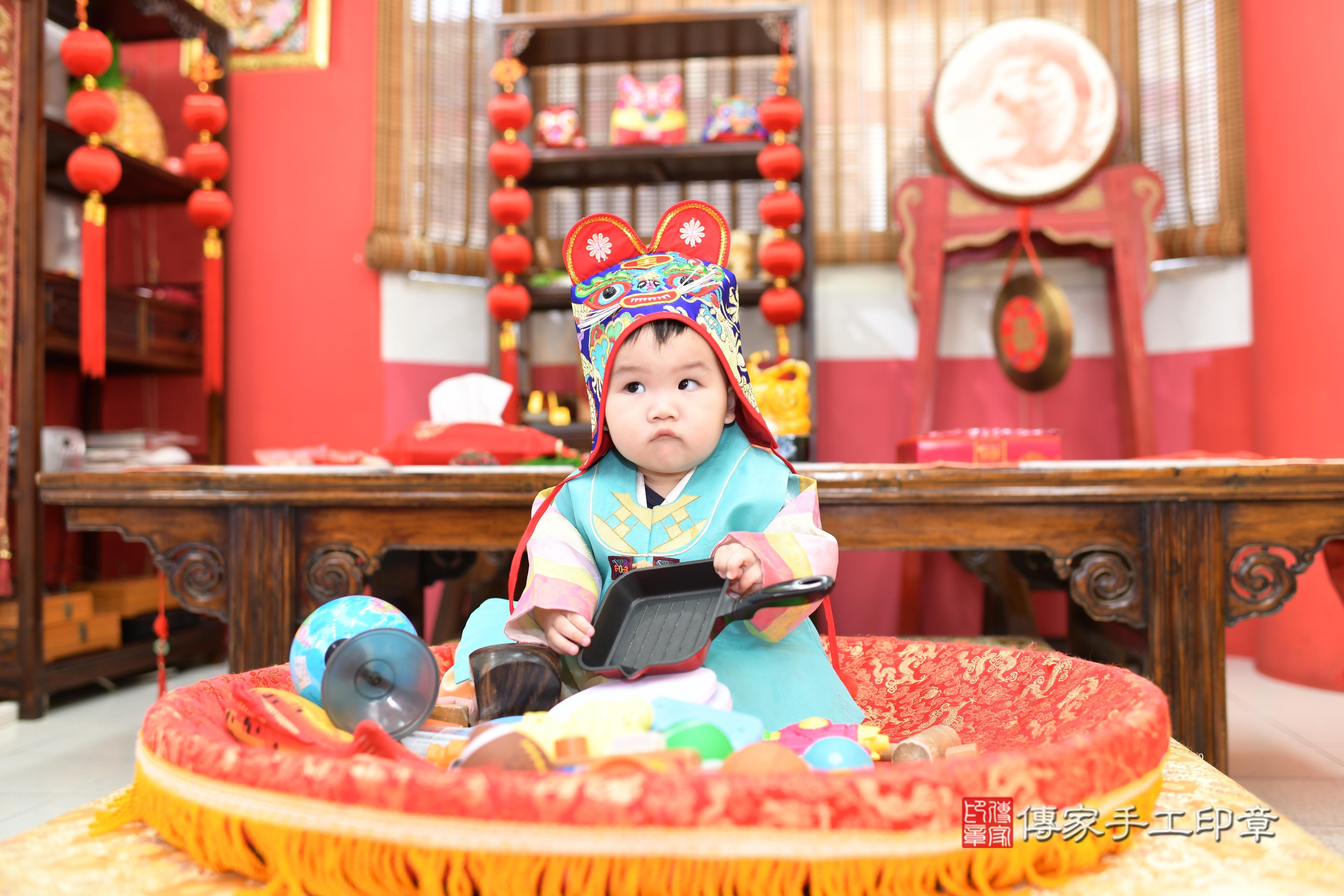 傳家手工印章高雄店、抓周、度脺、美式風會場、傳家嬰兒古禮、吉祥話、抓周道具物品24種、拍照。抓周證書。寶寶抓周、滿周歲、生日快樂、祝福