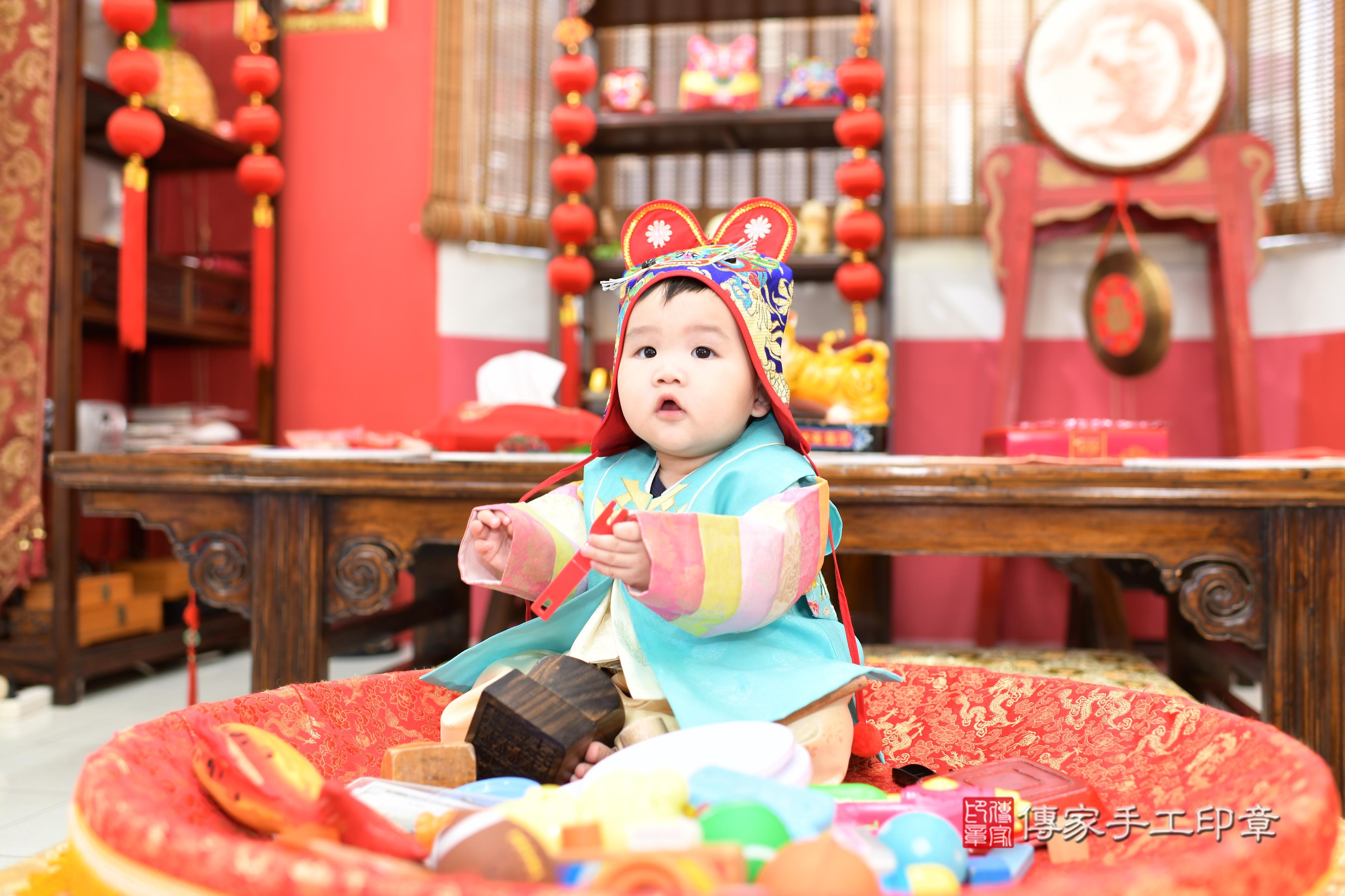 傳家手工印章高雄店、抓周、度脺、美式風會場、傳家嬰兒古禮、吉祥話、抓周道具物品24種、拍照。抓周證書。寶寶抓周、滿周歲、生日快樂、祝福