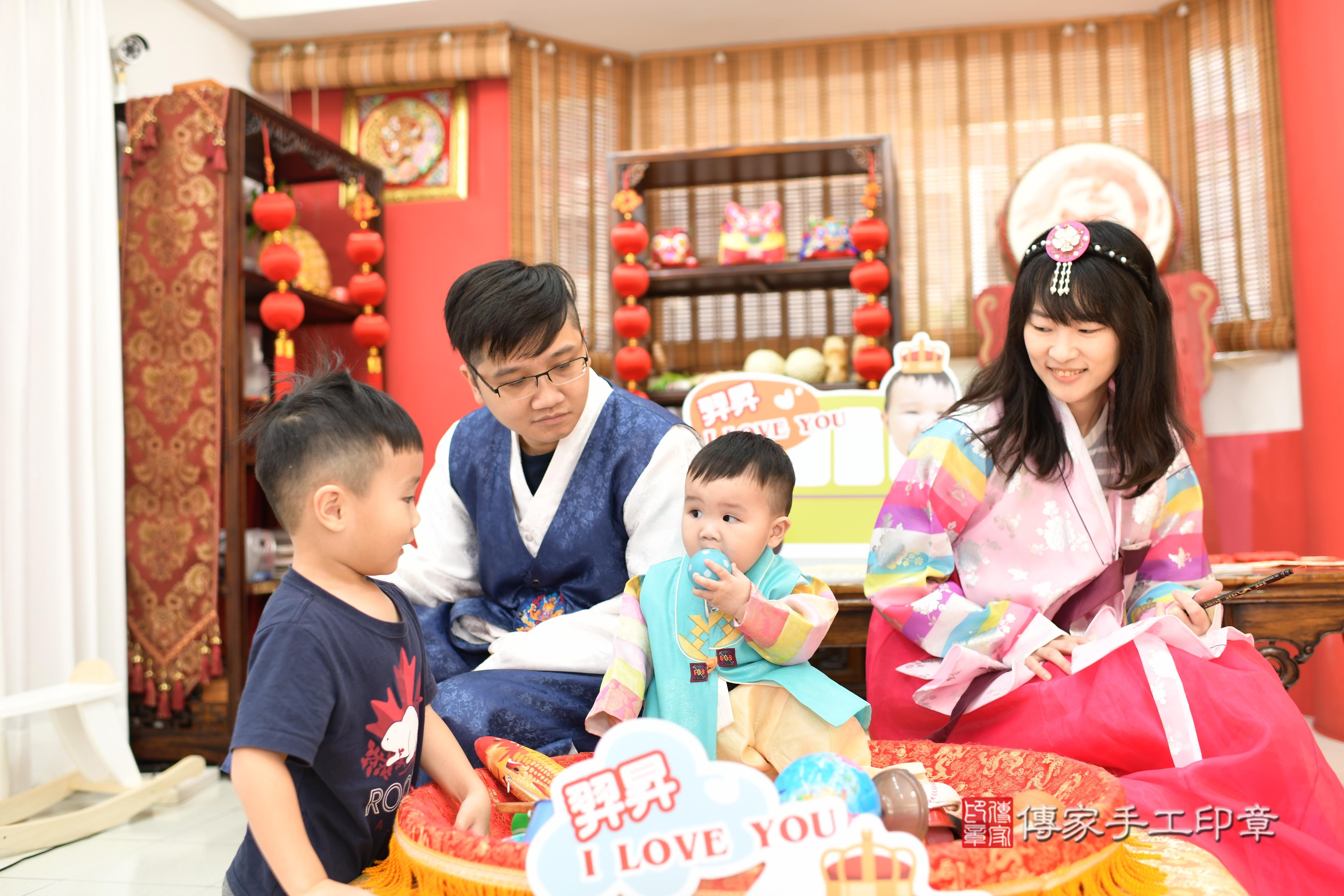 傳家手工印章高雄店、抓周、度脺、美式風會場、傳家嬰兒古禮、吉祥話、抓周道具物品24種、拍照。抓周證書。寶寶抓周、滿周歲、生日快樂、祝福