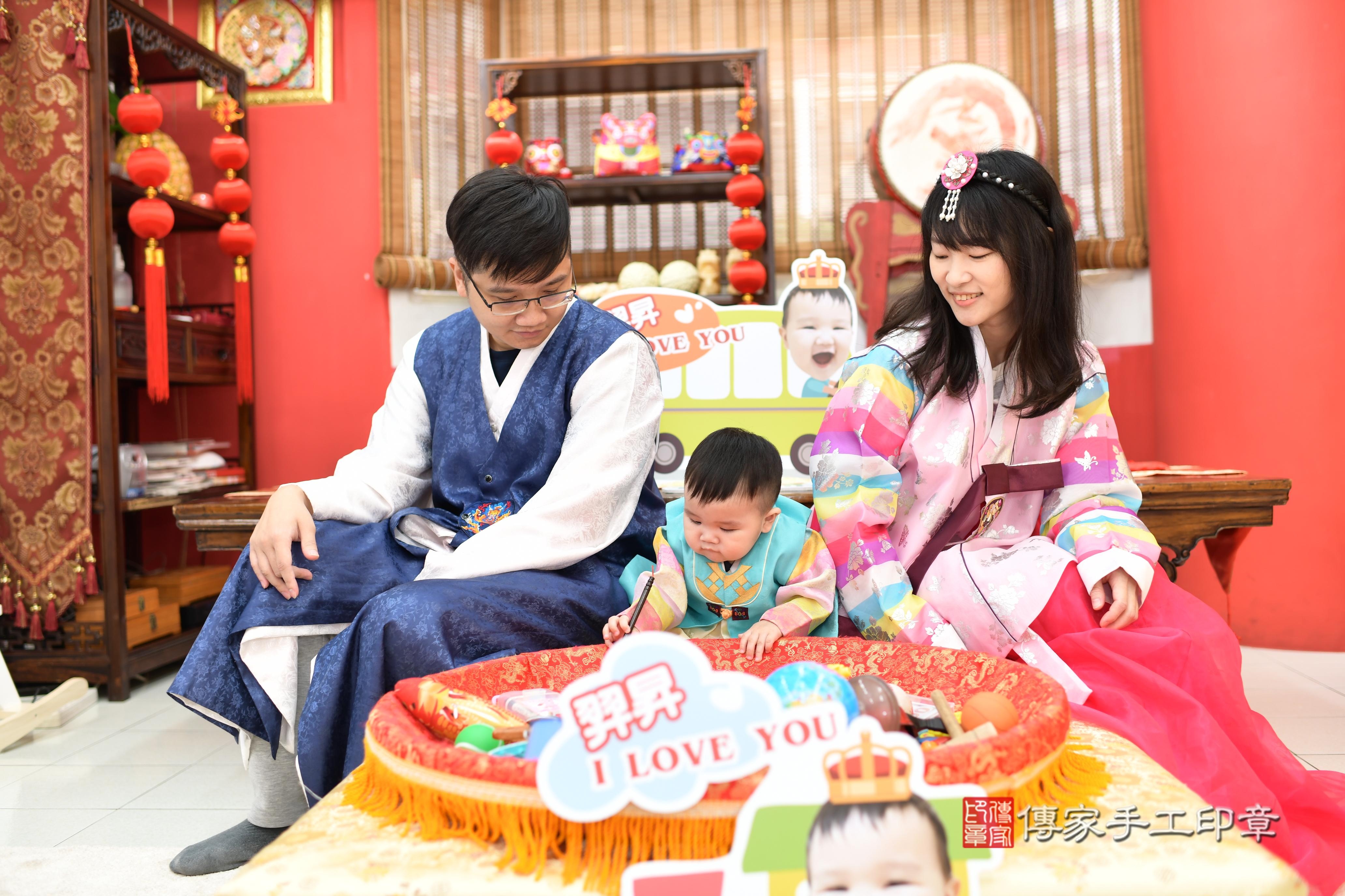 傳家手工印章高雄店、抓周、度脺、美式風會場、傳家嬰兒古禮、吉祥話、抓周道具物品24種、拍照。抓周證書。寶寶抓周、滿周歲、生日快樂、祝福