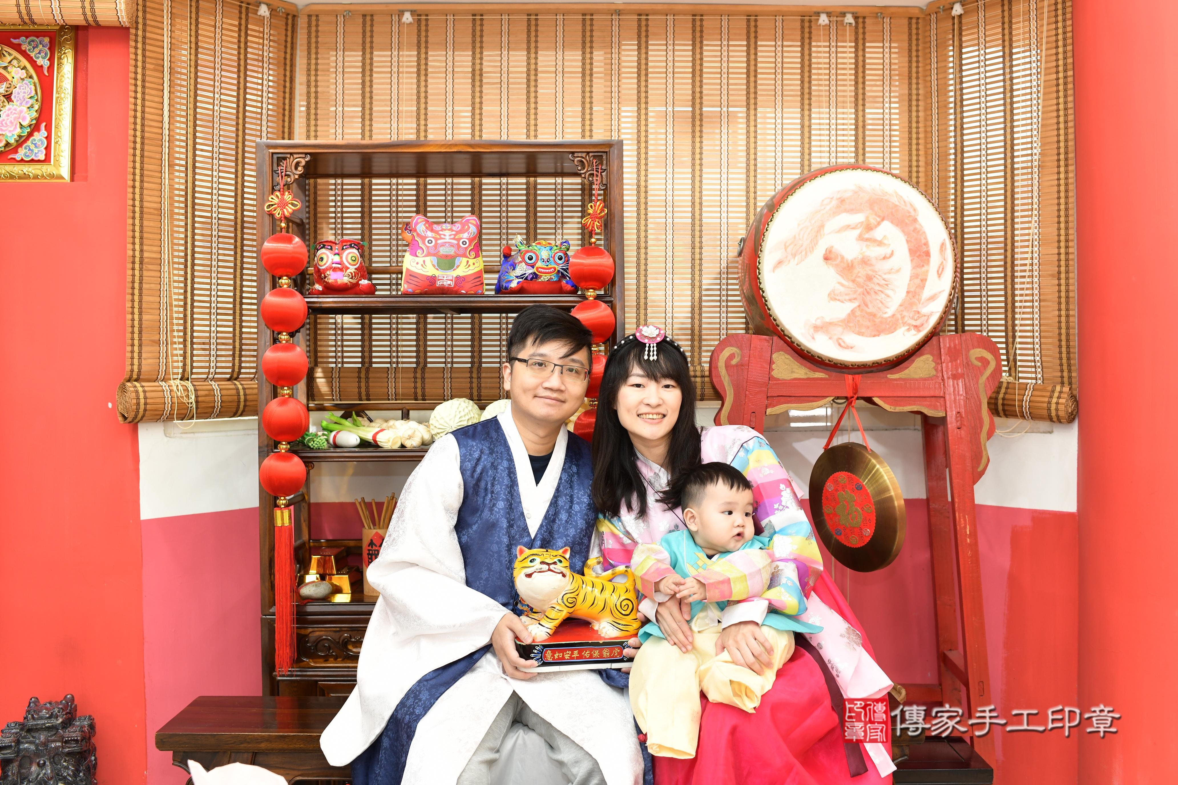 傳家手工印章高雄店、抓周、度脺、美式風會場、傳家嬰兒古禮、吉祥話、抓周道具物品24種、拍照。抓周證書。寶寶抓周、滿周歲、生日快樂、祝福