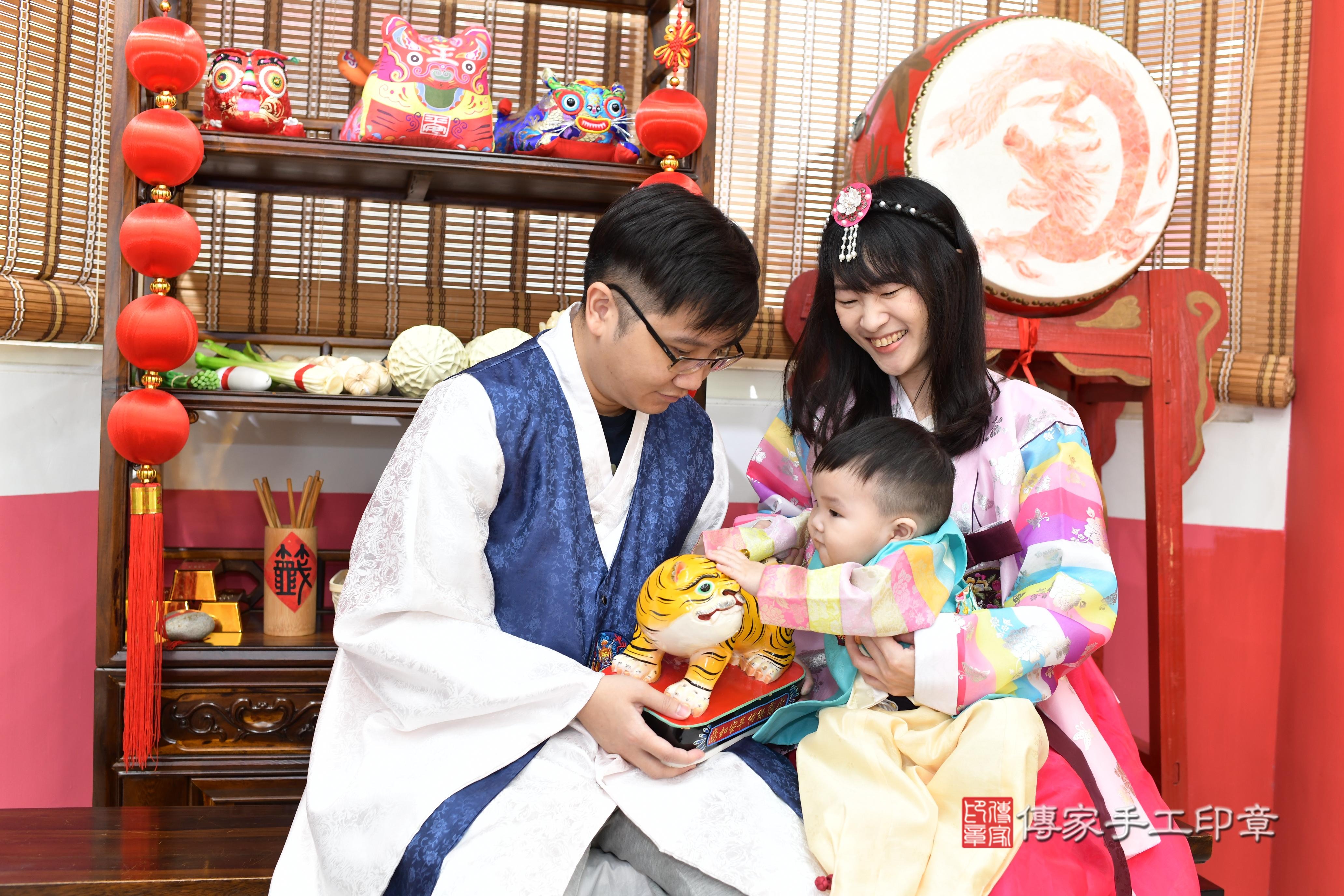 傳家手工印章高雄店、抓周、度脺、美式風會場、傳家嬰兒古禮、吉祥話、抓周道具物品24種、拍照。抓周證書。寶寶抓周、滿周歲、生日快樂、祝福