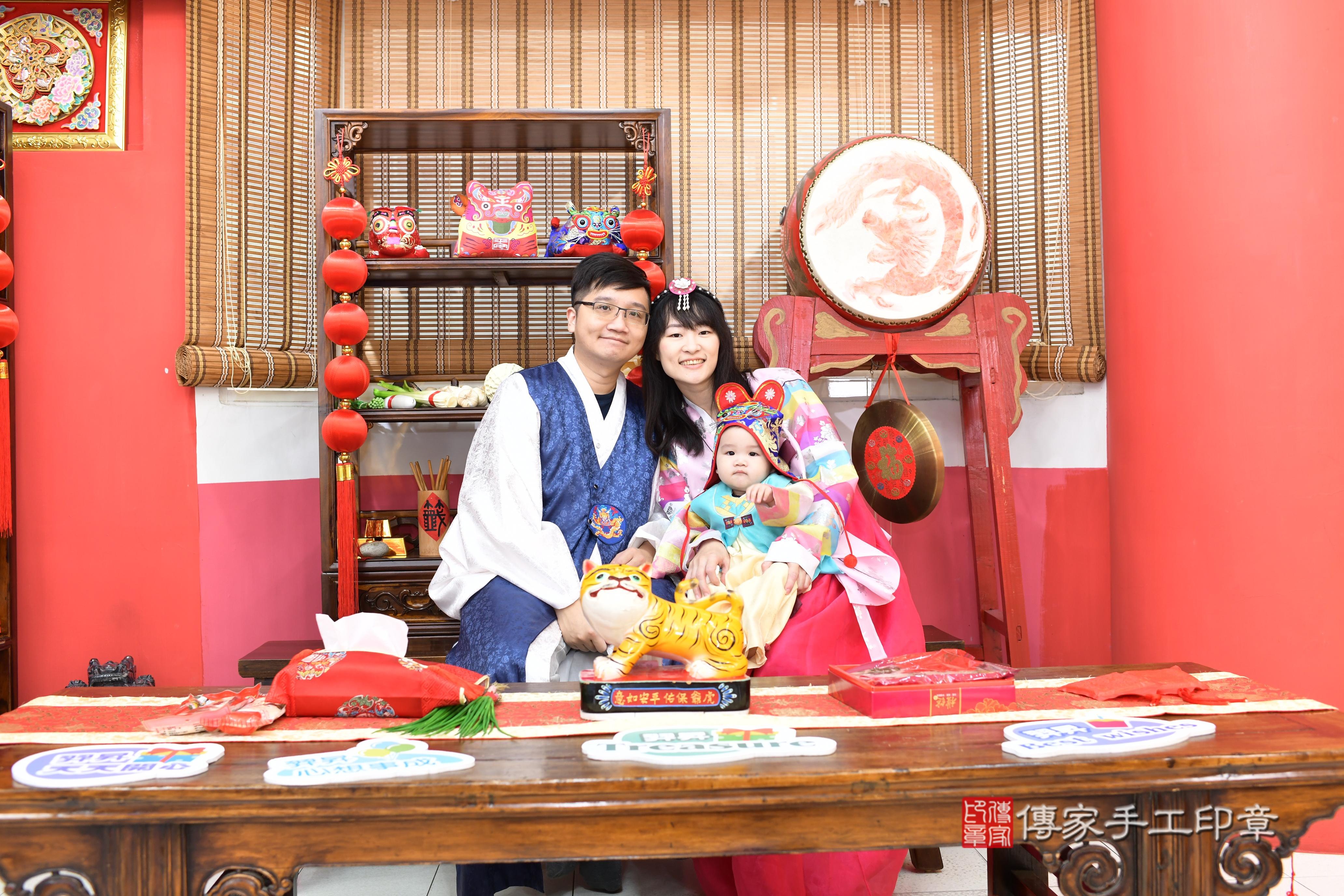 傳家手工印章高雄店、抓周、度脺、美式風會場、傳家嬰兒古禮、吉祥話、抓周道具物品24種、拍照。抓周證書。寶寶抓周、滿周歲、生日快樂、祝福