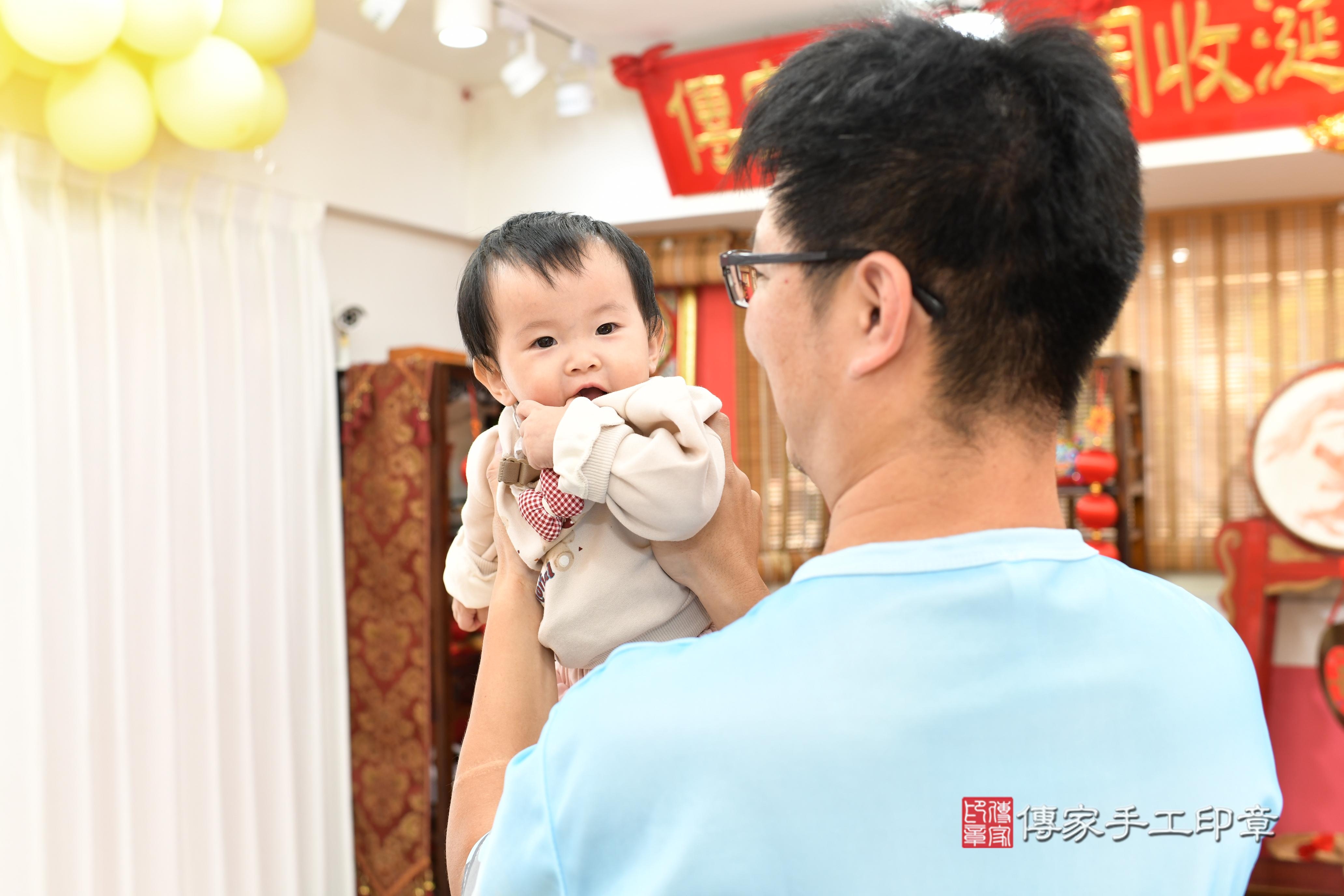 傳家手工印章高雄店、抓周、度脺、美式風會場、傳家嬰兒古禮、吉祥話、抓周道具物品24種、拍照。抓周證書。寶寶抓周、滿周歲、生日快樂、祝福