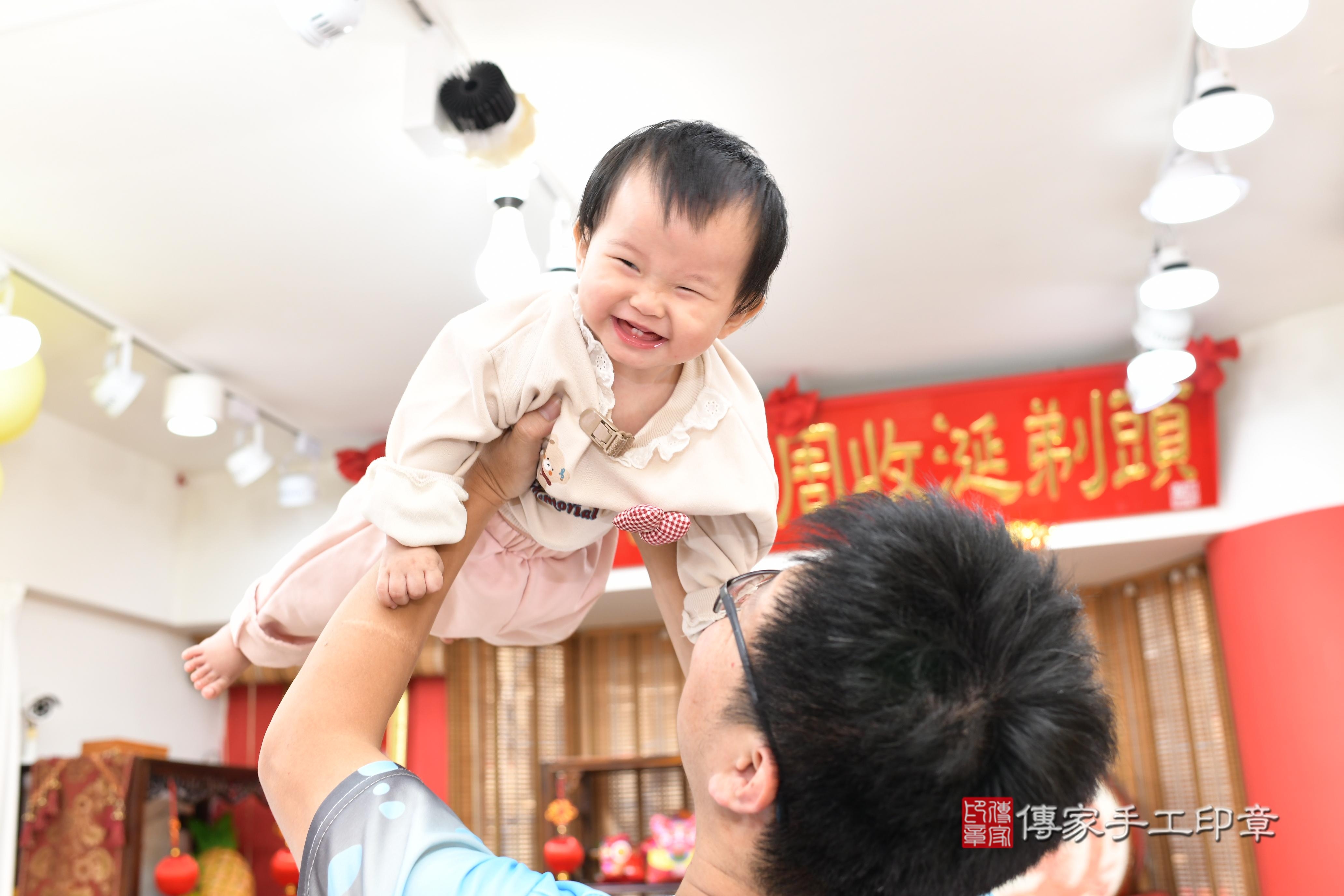 傳家手工印章高雄店、抓周、度脺、美式風會場、傳家嬰兒古禮、吉祥話、抓周道具物品24種、拍照。抓周證書。寶寶抓周、滿周歲、生日快樂、祝福