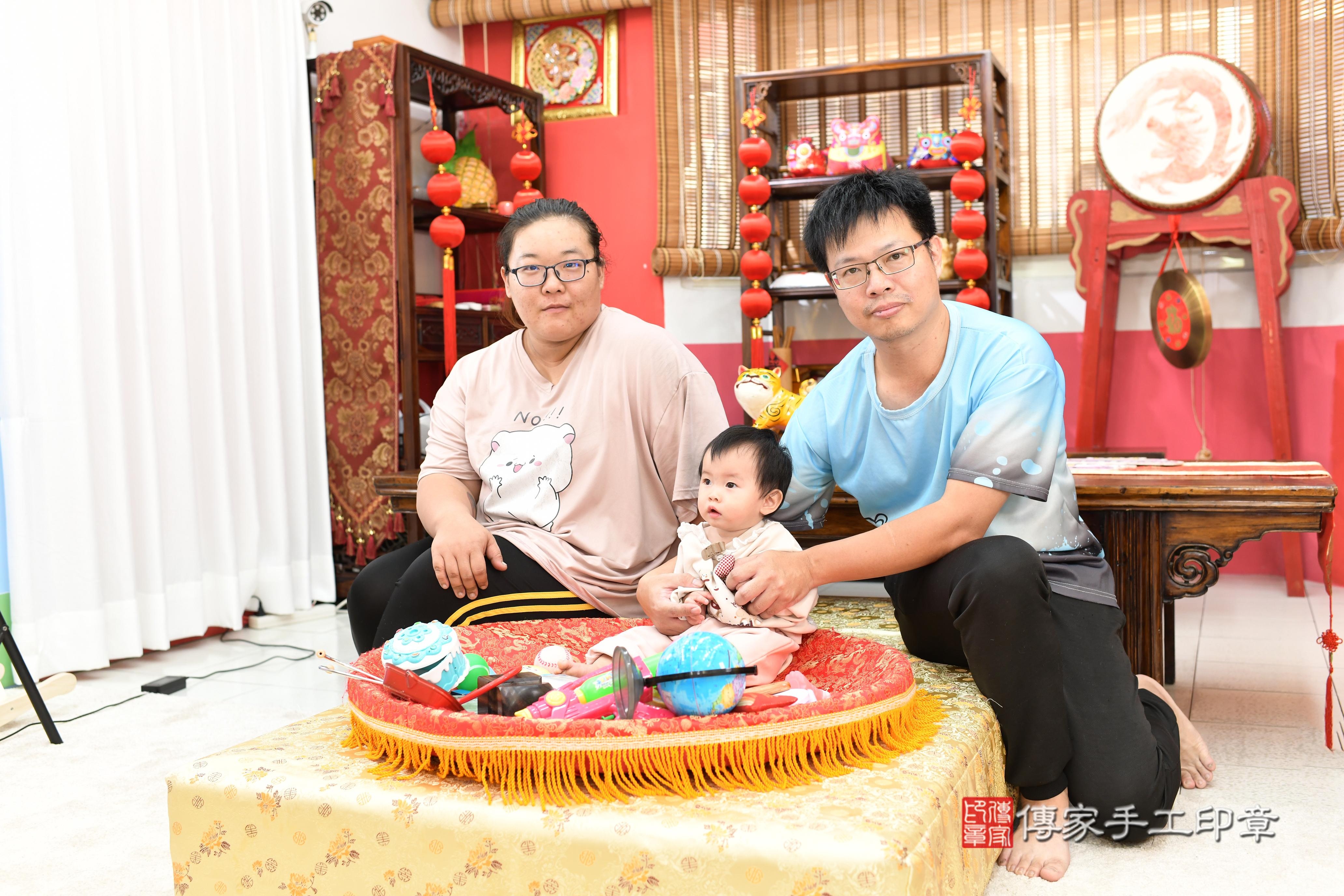 傳家手工印章高雄店、抓周、度脺、美式風會場、傳家嬰兒古禮、吉祥話、抓周道具物品24種、拍照。抓周證書。寶寶抓周、滿周歲、生日快樂、祝福