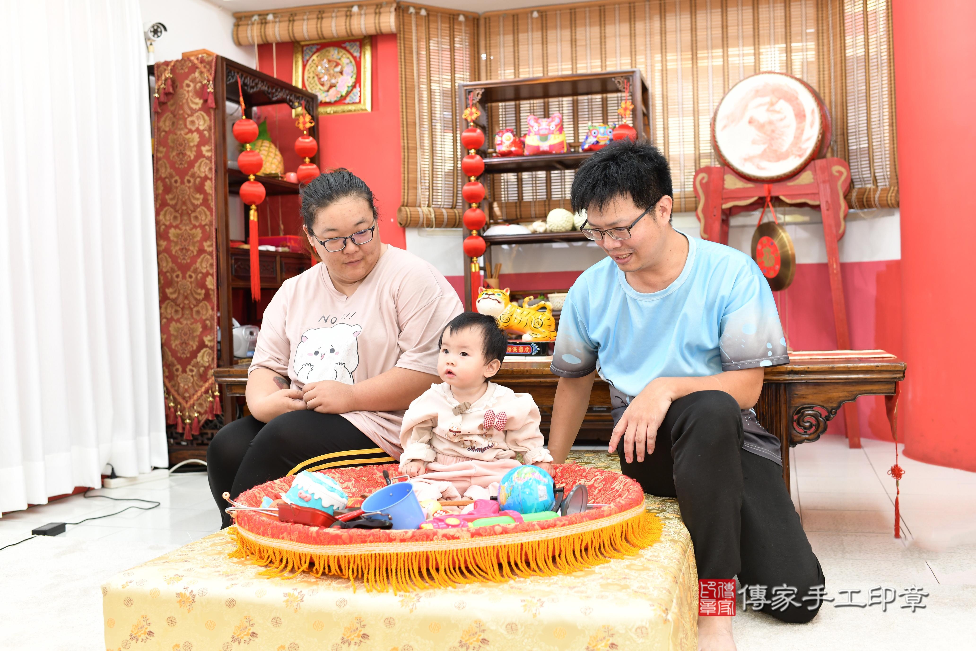 傳家手工印章高雄店、抓周、度脺、美式風會場、傳家嬰兒古禮、吉祥話、抓周道具物品24種、拍照。抓周證書。寶寶抓周、滿周歲、生日快樂、祝福