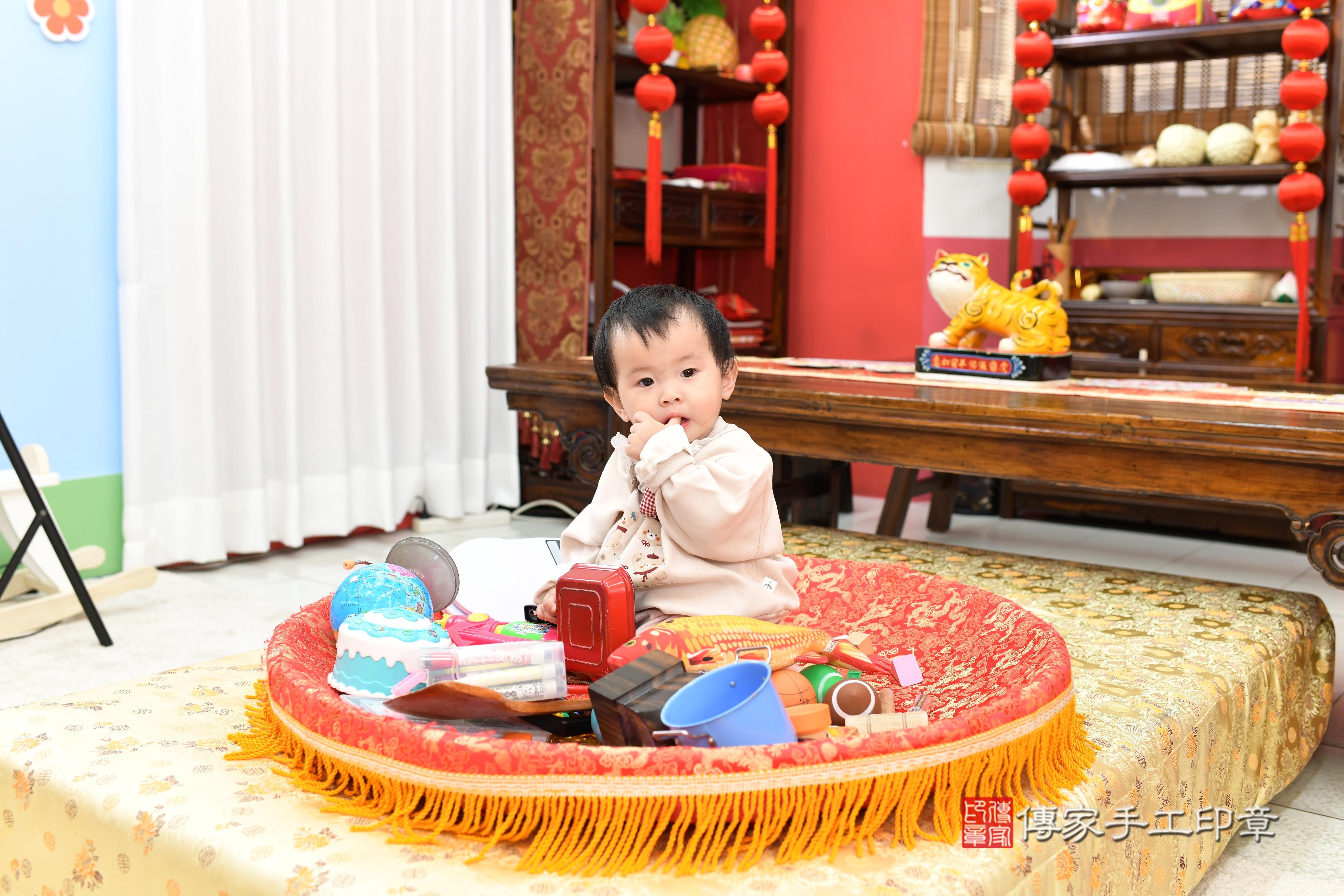 傳家手工印章高雄店、抓周、度脺、美式風會場、傳家嬰兒古禮、吉祥話、抓周道具物品24種、拍照。抓周證書。寶寶抓周、滿周歲、生日快樂、祝福