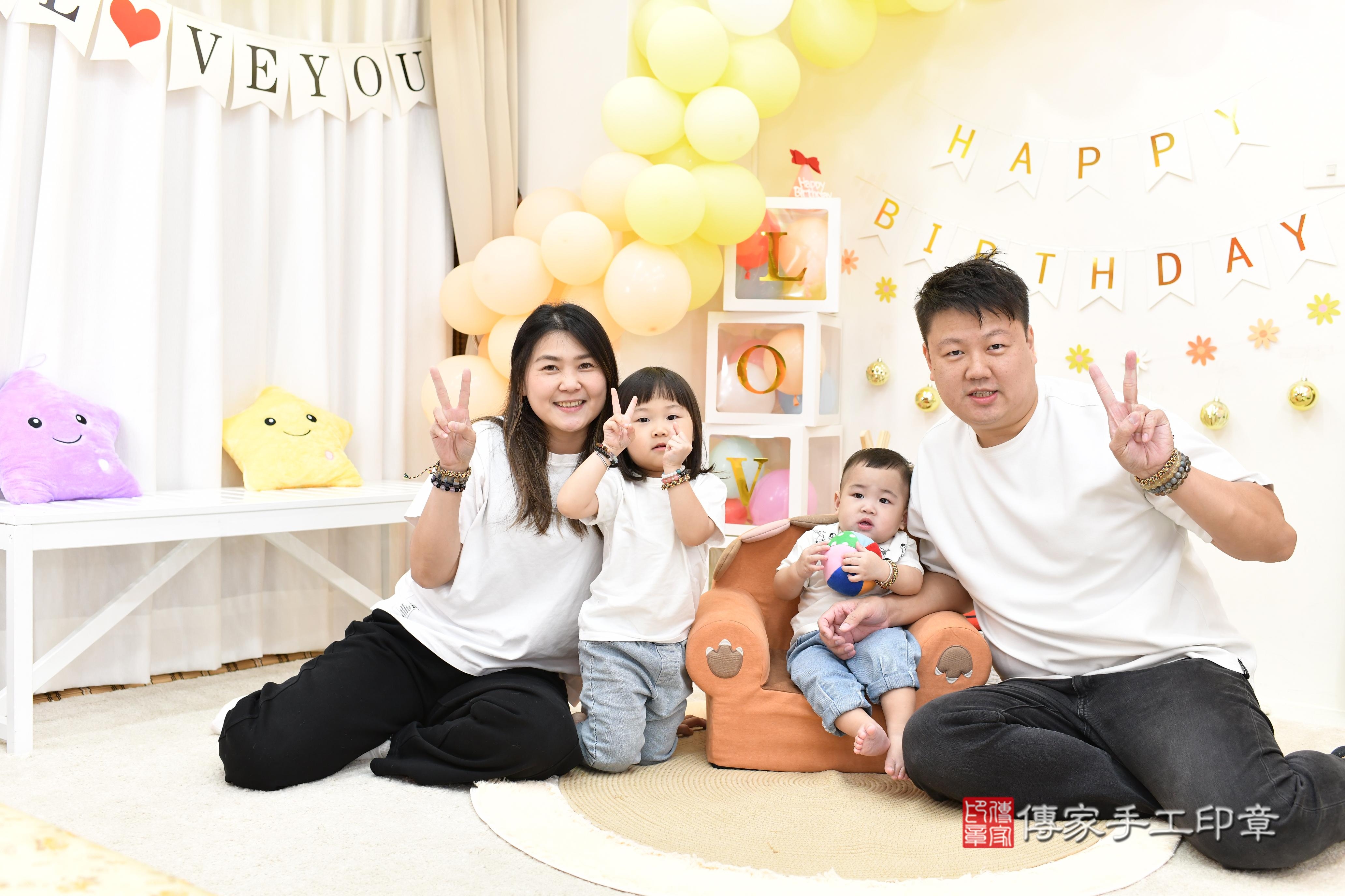 傳家手工印章高雄店、抓周、度脺、美式風會場、傳家嬰兒古禮、吉祥話、抓周道具物品24種、拍照。抓周證書。寶寶抓周、滿周歲、生日快樂、祝福