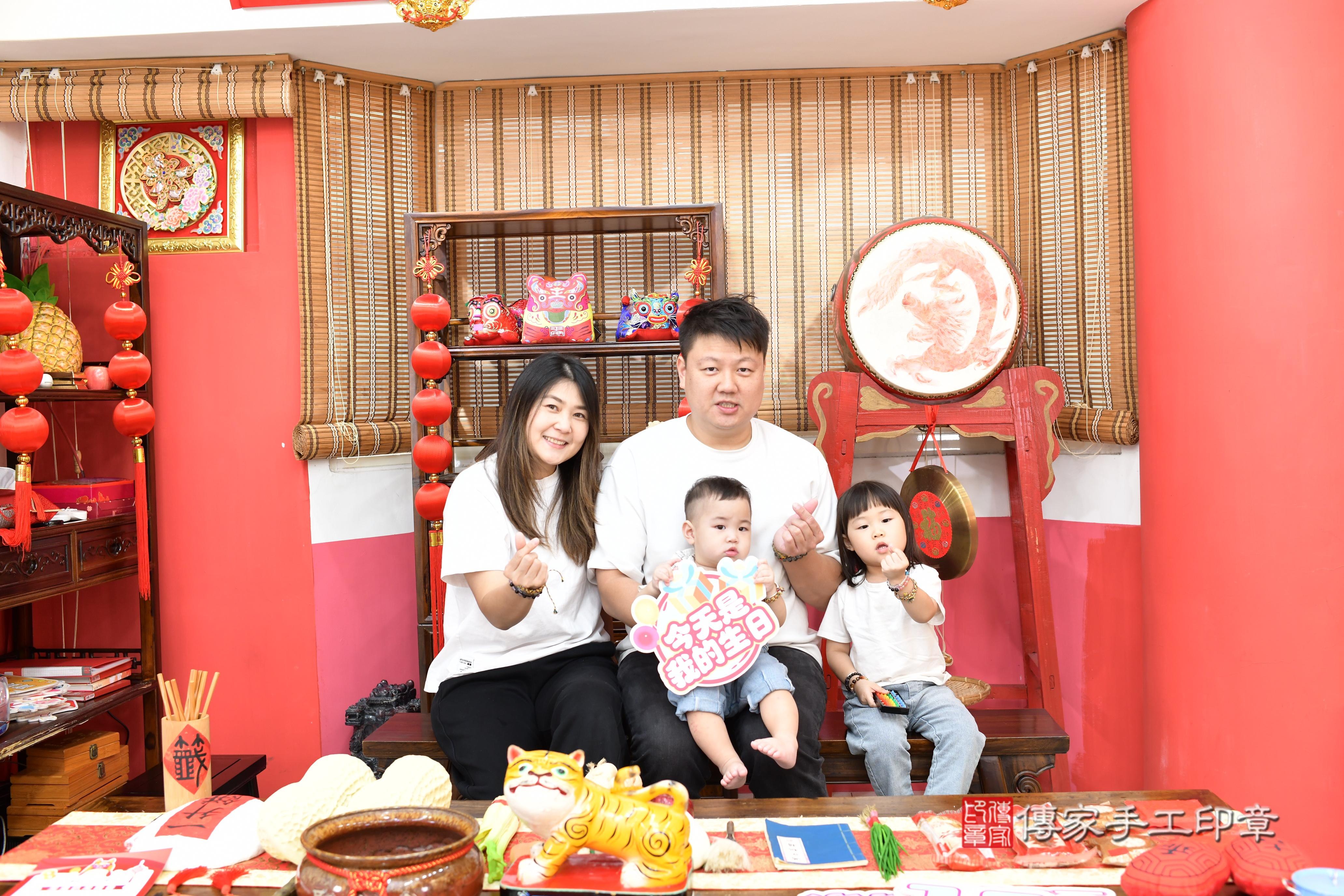 傳家手工印章高雄店、抓周、度脺、美式風會場、傳家嬰兒古禮、吉祥話、抓周道具物品24種、拍照。抓周證書。寶寶抓周、滿周歲、生日快樂、祝福