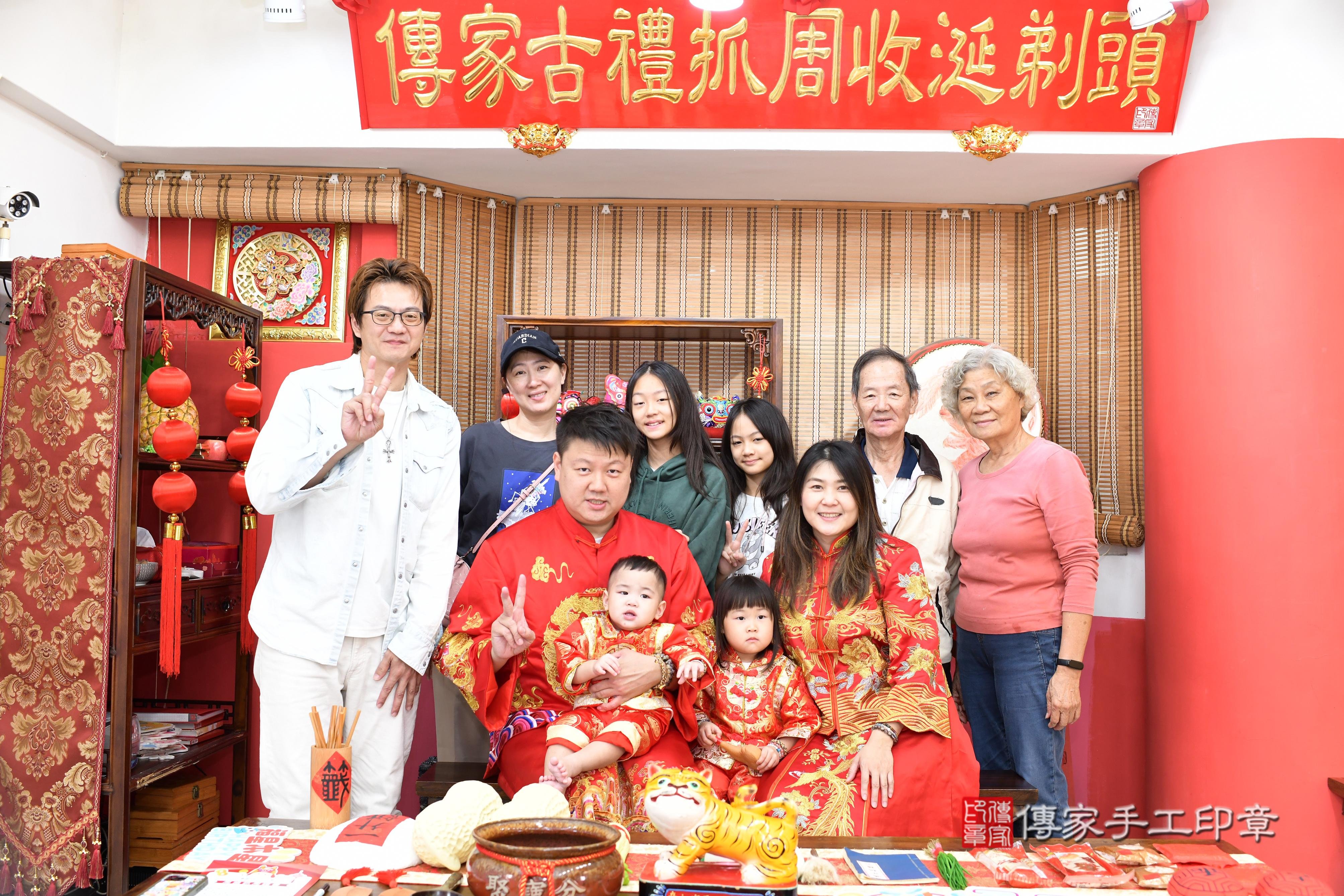 傳家手工印章高雄店、抓周、度脺、美式風會場、傳家嬰兒古禮、吉祥話、抓周道具物品24種、拍照。抓周證書。寶寶抓周、滿周歲、生日快樂、祝福