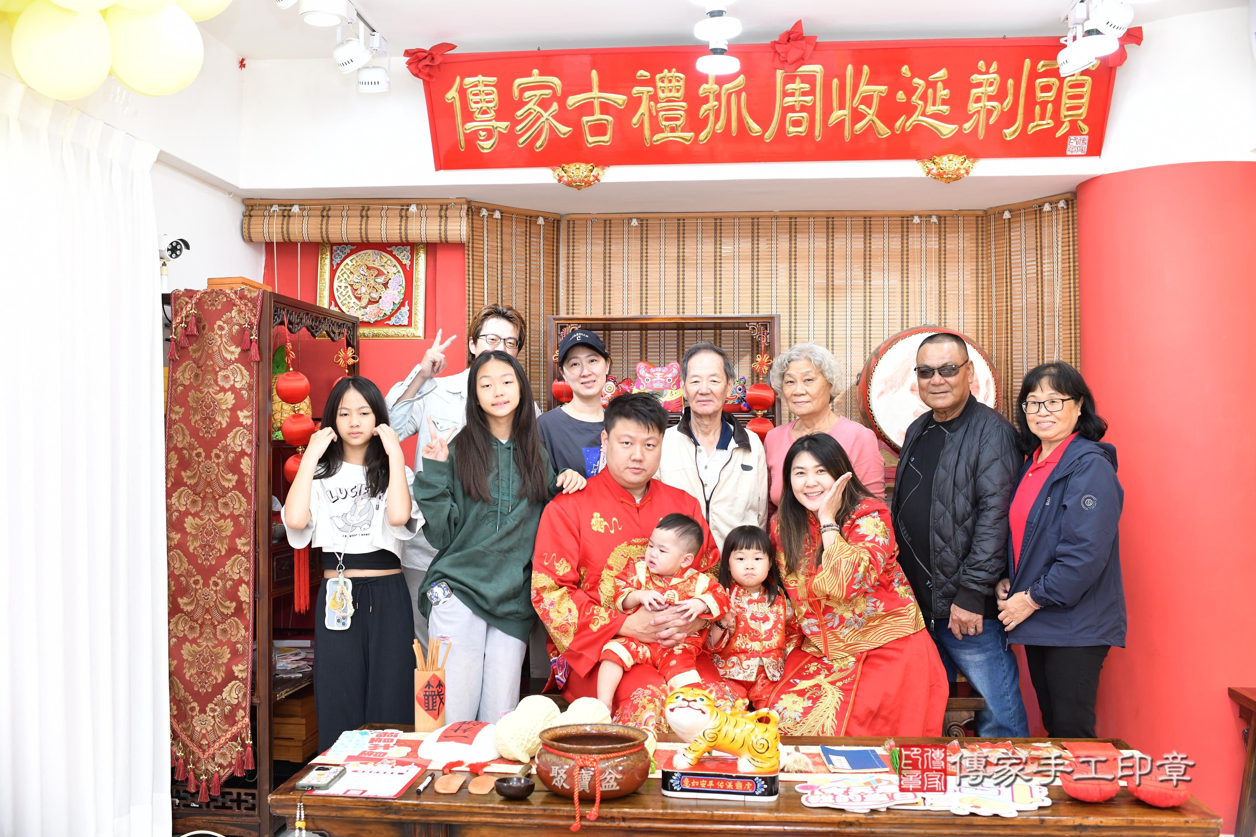 傳家手工印章高雄店、抓周、度脺、美式風會場、傳家嬰兒古禮、吉祥話、抓周道具物品24種、拍照。抓周證書。寶寶抓周、滿周歲、生日快樂、祝福