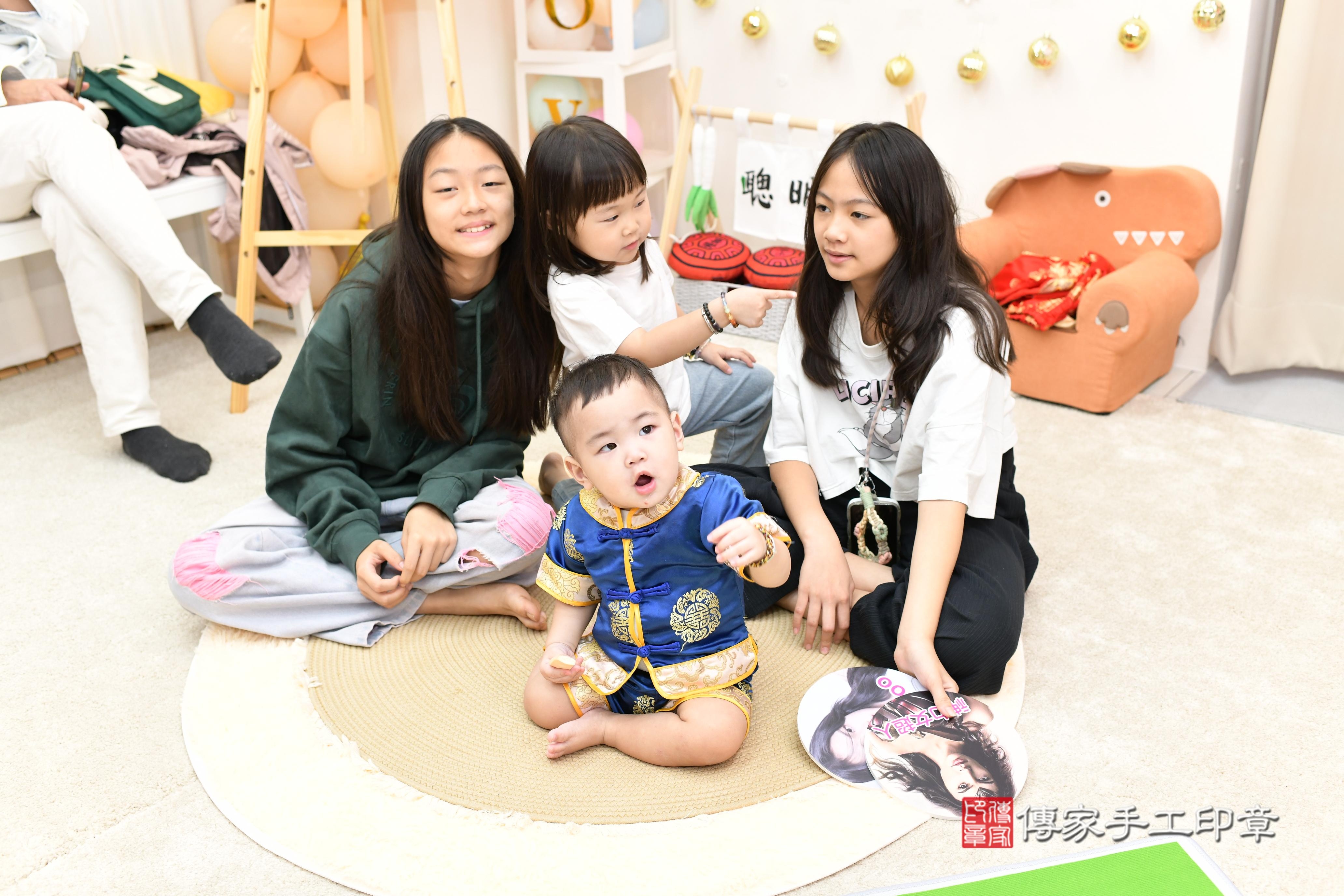 傳家手工印章高雄店、抓周、度脺、美式風會場、傳家嬰兒古禮、吉祥話、抓周道具物品24種、拍照。抓周證書。寶寶抓周、滿周歲、生日快樂、祝福