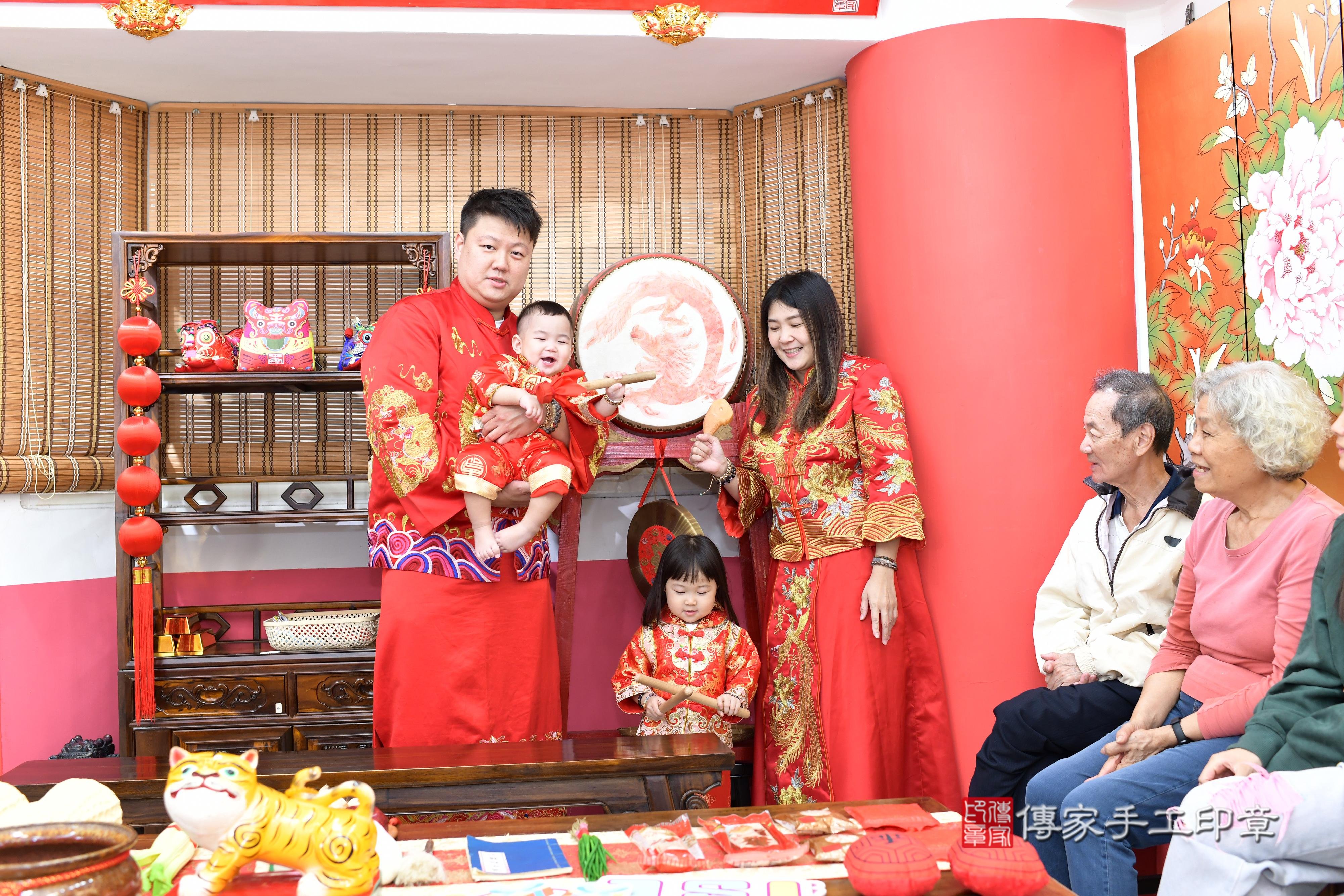 傳家手工印章高雄店、抓周、度脺、美式風會場、傳家嬰兒古禮、吉祥話、抓周道具物品24種、拍照。抓周證書。寶寶抓周、滿周歲、生日快樂、祝福