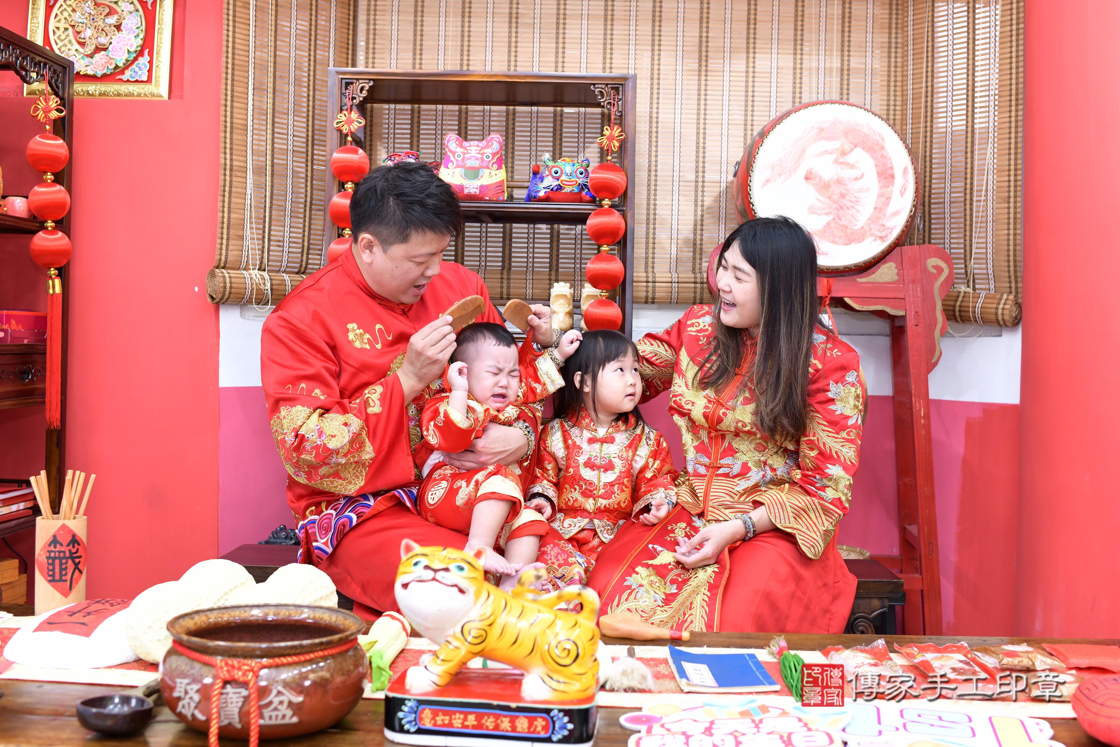 傳家手工印章高雄店、抓周、度脺、美式風會場、傳家嬰兒古禮、吉祥話、抓周道具物品24種、拍照。抓周證書。寶寶抓周、滿周歲、生日快樂、祝福