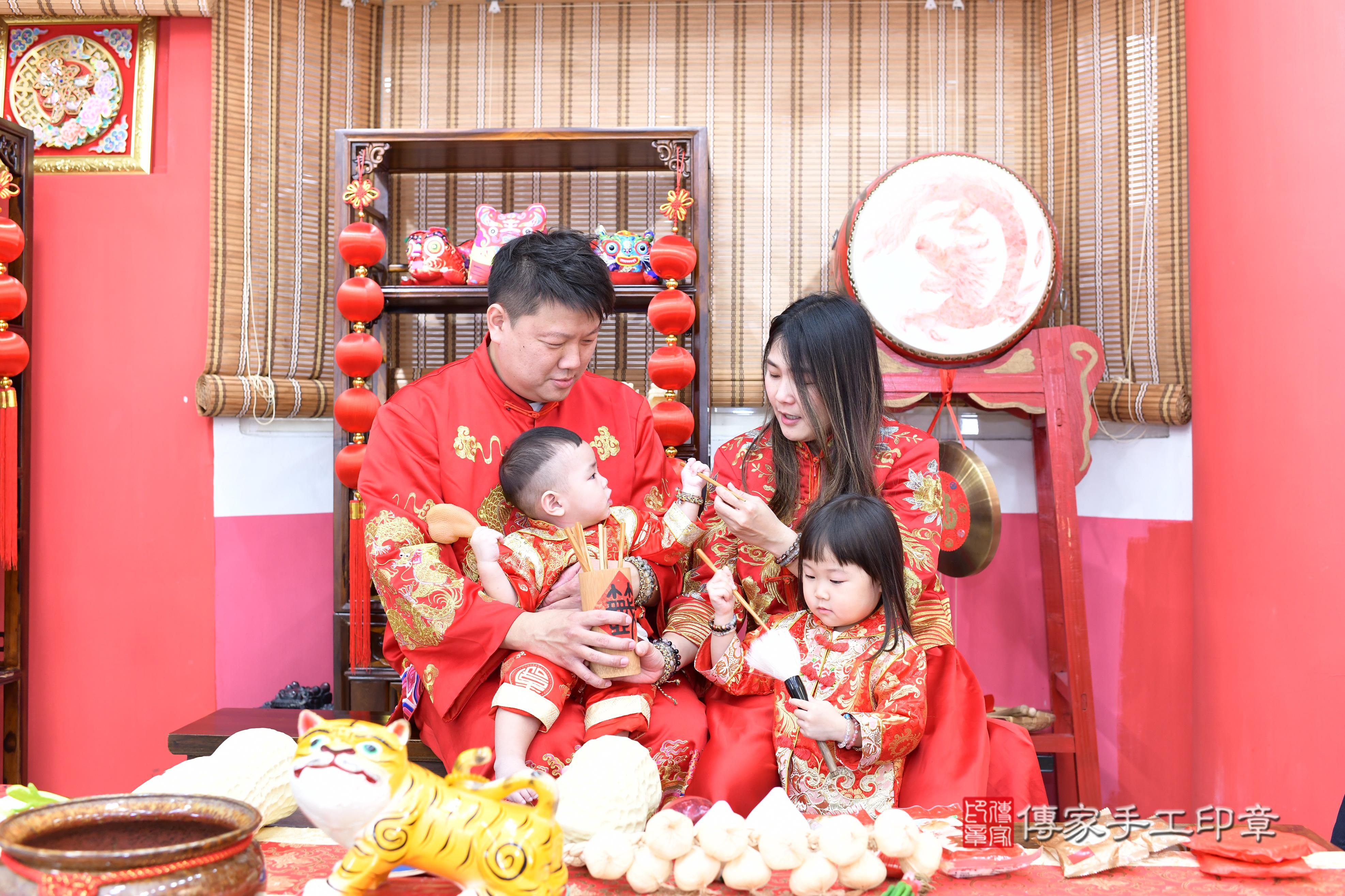 傳家手工印章高雄店、抓周、度脺、美式風會場、傳家嬰兒古禮、吉祥話、抓周道具物品24種、拍照。抓周證書。寶寶抓周、滿周歲、生日快樂、祝福