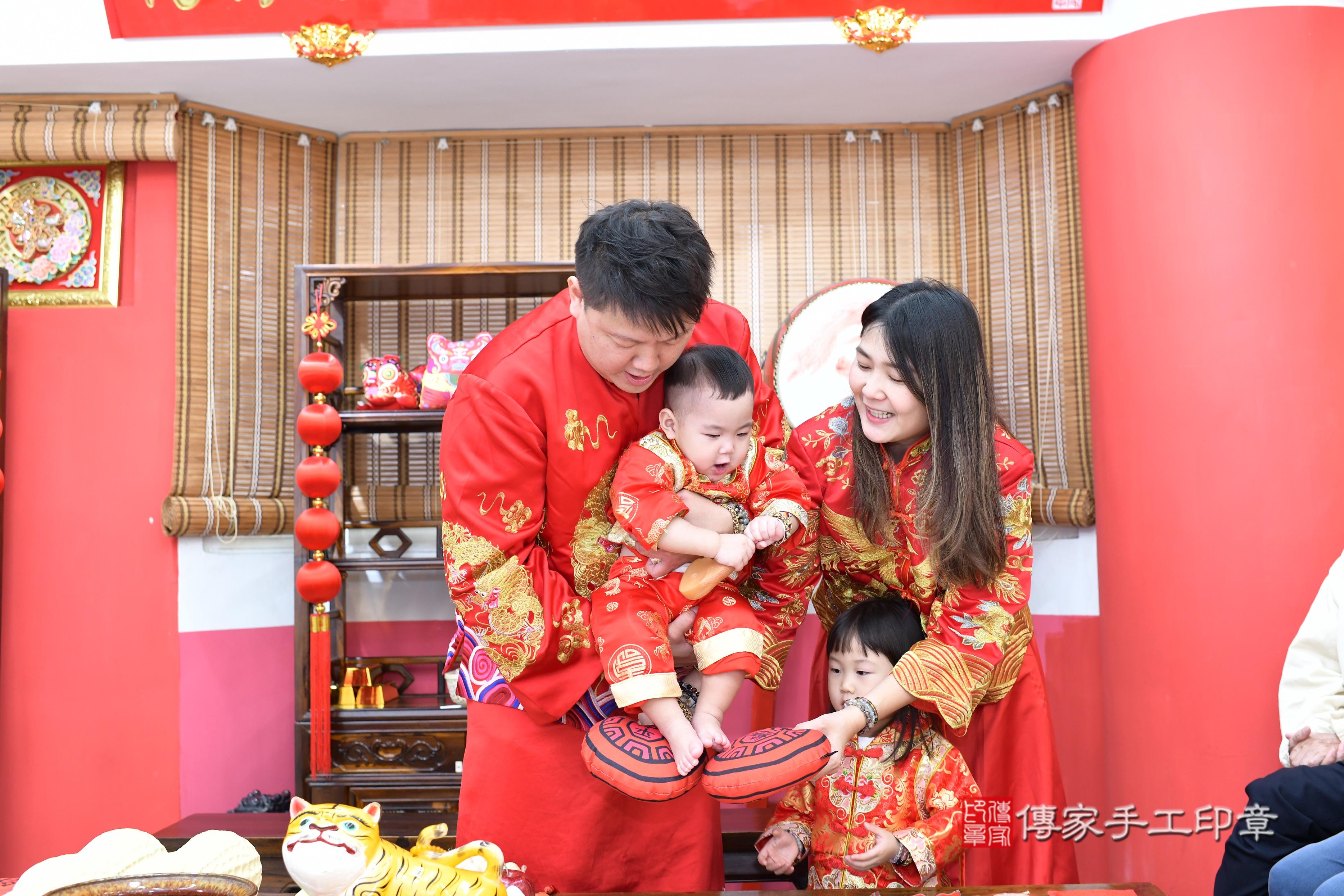 傳家手工印章高雄店、抓周、度脺、美式風會場、傳家嬰兒古禮、吉祥話、抓周道具物品24種、拍照。抓周證書。寶寶抓周、滿周歲、生日快樂、祝福