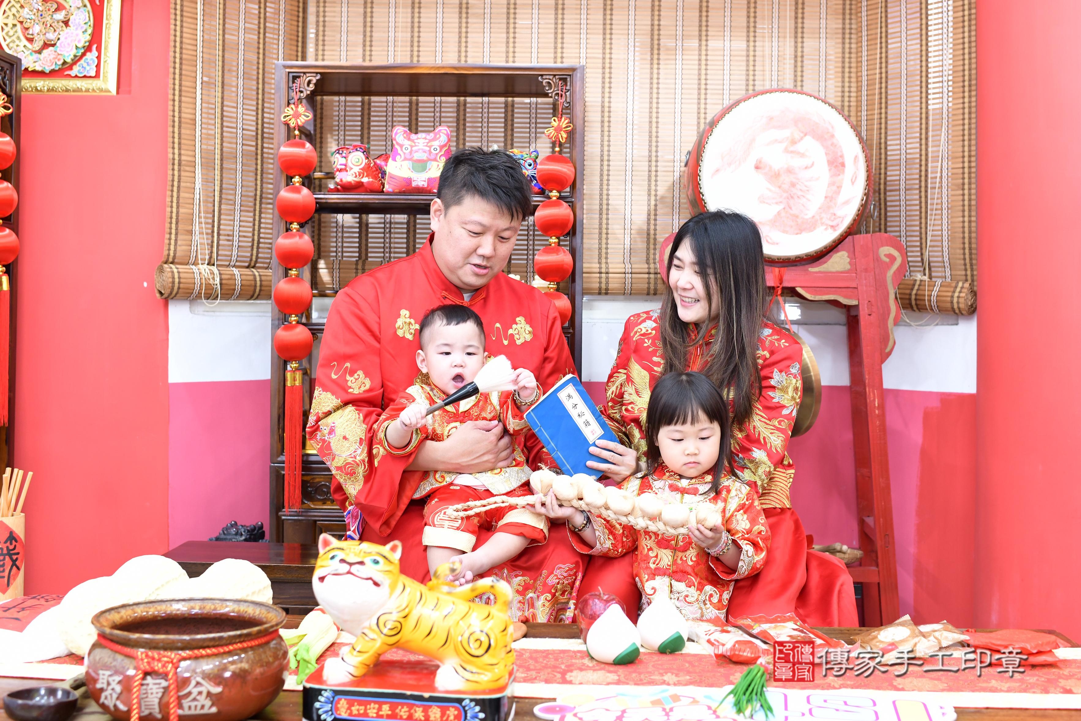 傳家手工印章高雄店、抓周、度脺、美式風會場、傳家嬰兒古禮、吉祥話、抓周道具物品24種、拍照。抓周證書。寶寶抓周、滿周歲、生日快樂、祝福